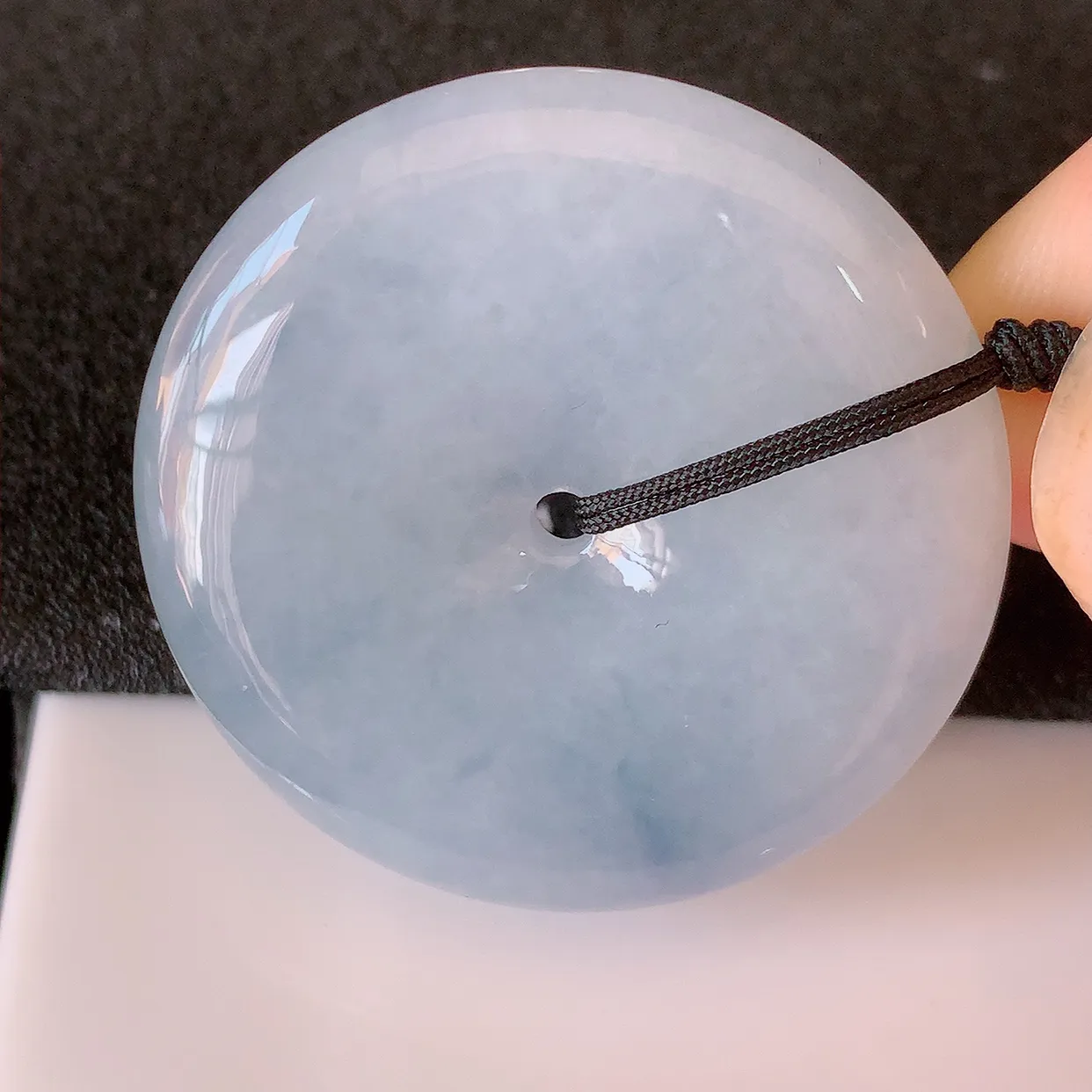 自然光实拍，大件冰润紫罗兰飘花翡翠平安扣吊坠，翠色灵动，佩戴效果时尚出众，尽显气质，玉质细腻，美感十足。#49.26