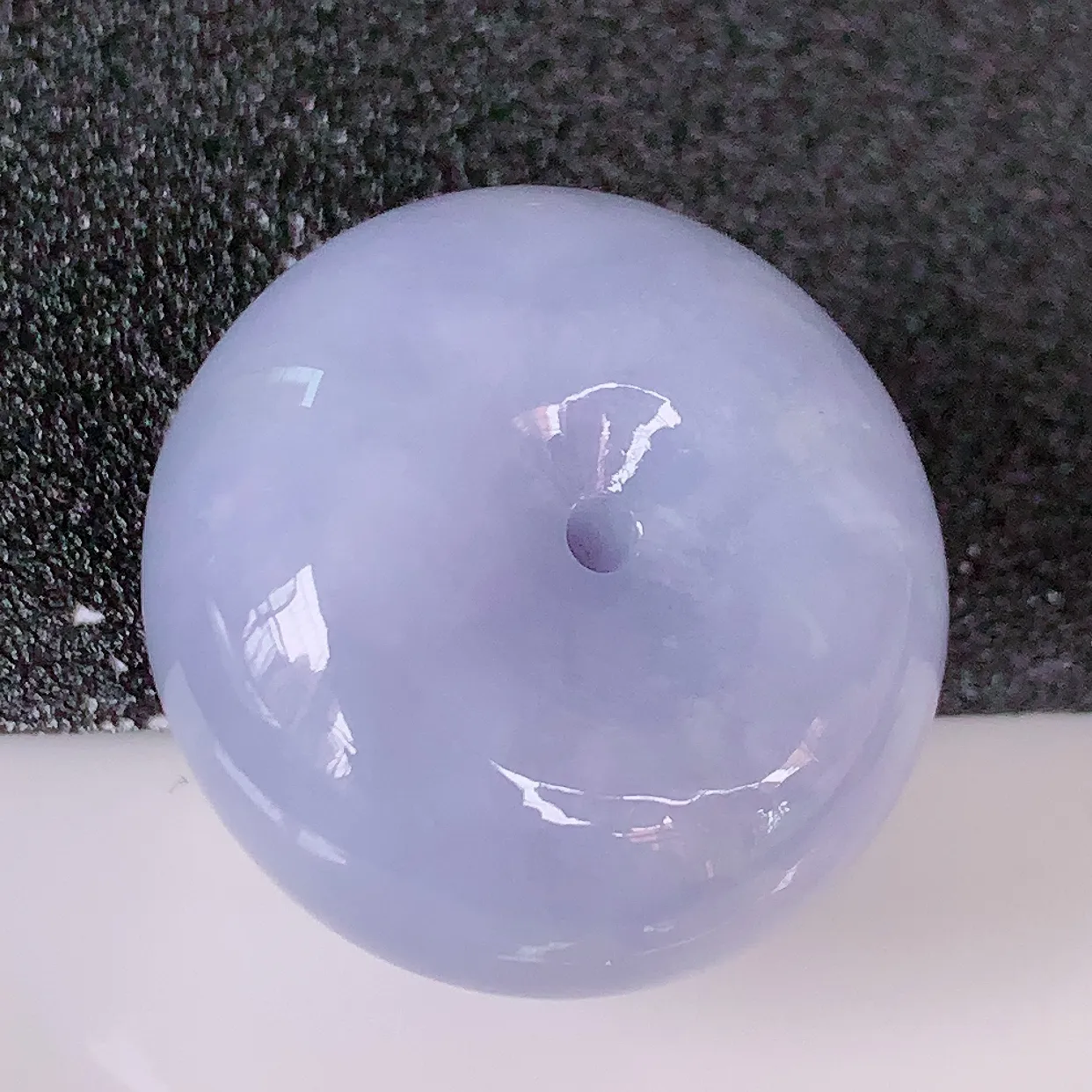 自然光实拍，艳丽紫罗兰翡翠平安扣吊坠，形体饱满圆润，平安扣肥嘟嘟的，平平安安，种水很好，配戴精美！#05.24