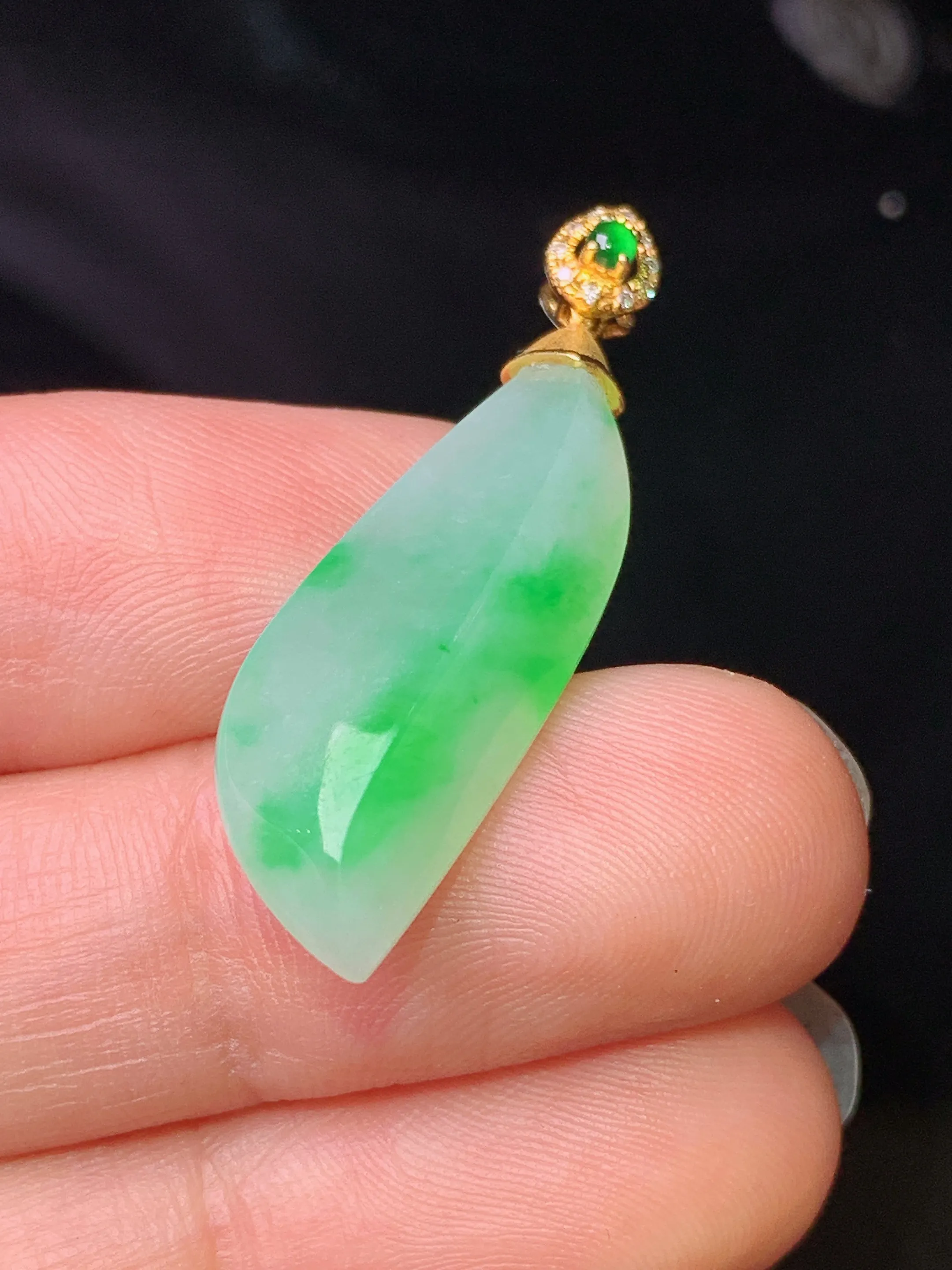 18k金钻镶嵌飘绿随形吊坠 玉质细腻 色泽清新艳丽 整体尺寸34.2*10*6