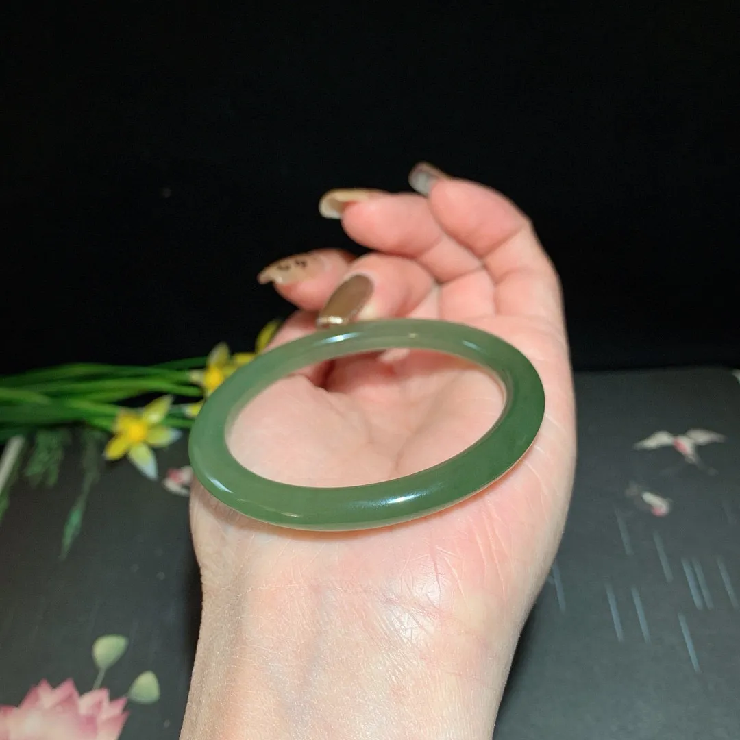 和田玉50.5圈湖水绿圆条手镯！玉质细腻油润 底色纯净  无裂无杂 脂粉好，品质高