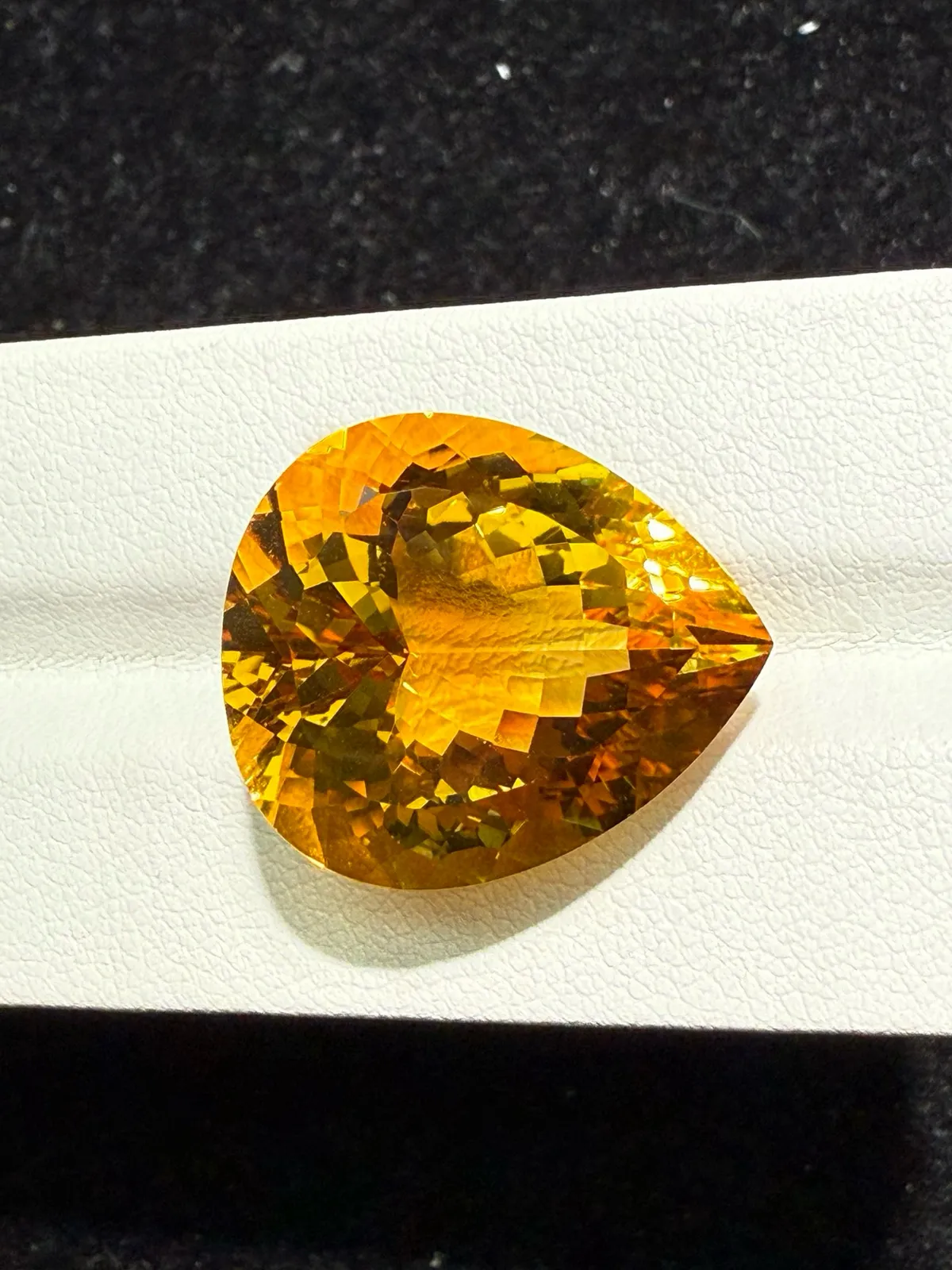 【高端珠宝】天然极美巴西暴力黄水晶裸石
重量: 25.885ct  规格: 21.8*18.7*12.5毫米
精湛切工，满身火彩
台面大，实物更美，可以代镶嵌设计。