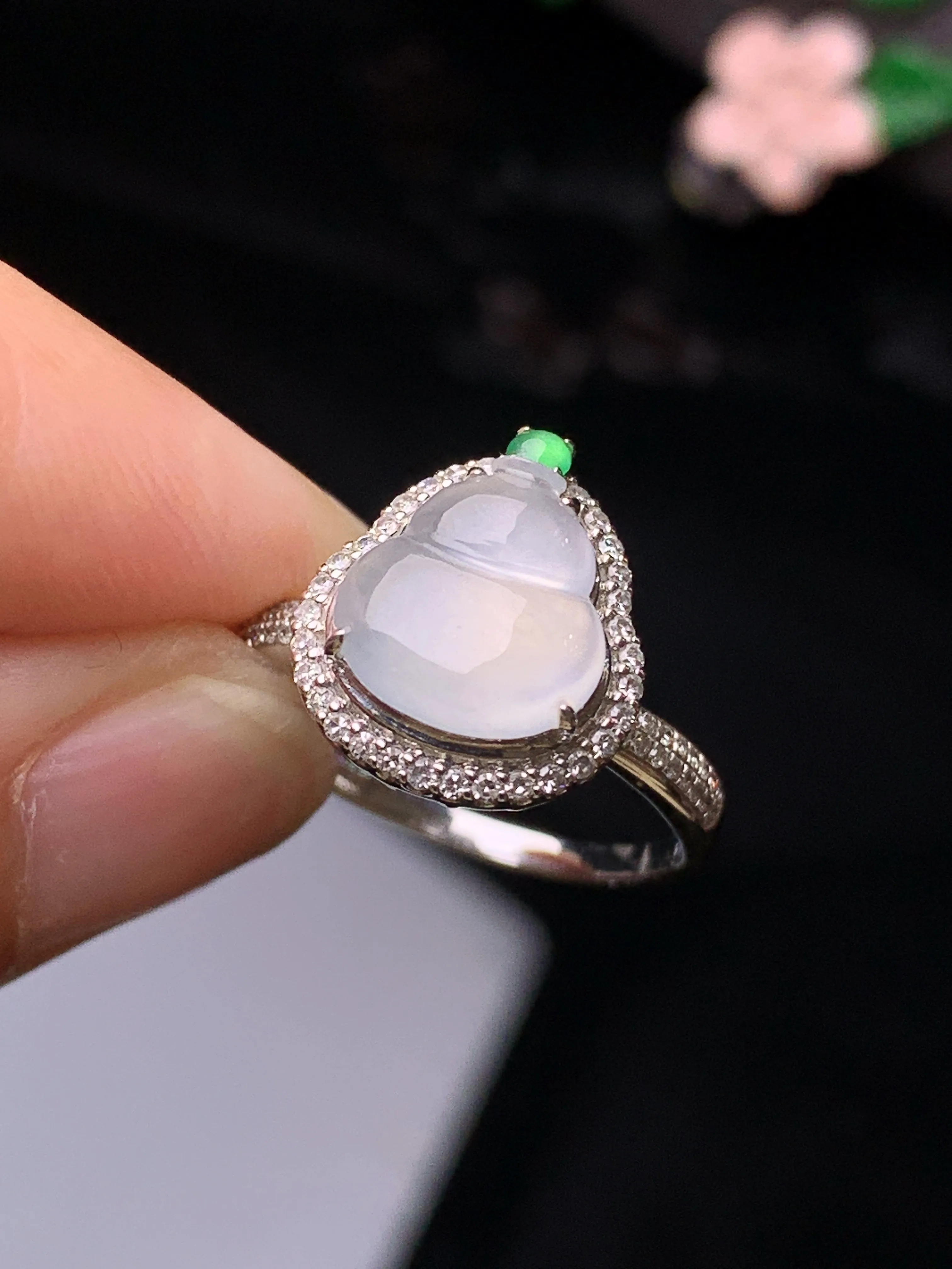 18k金钻镶嵌冰种葫芦戒指 玉质细腻 色泽清新艳丽 圈口13 整体尺寸13.2*12*8.6