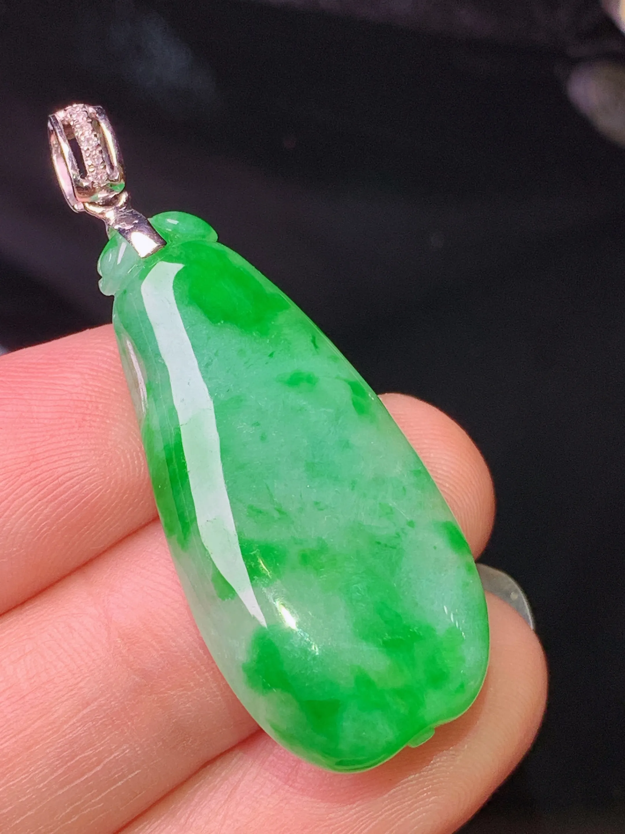 18k金镶嵌翠绿福瓜吊坠 玉质细腻 色泽清新艳丽 整体尺寸42*16.3*5