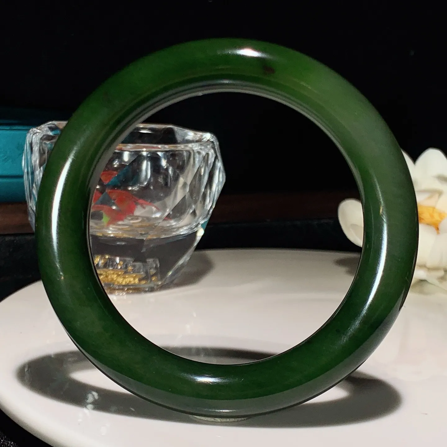 59圈口和田玉菠菜绿俄罗斯碧玉圆条手镯。59圈口条宽12厚12重72.5克 玉质细腻油润。手推出油。