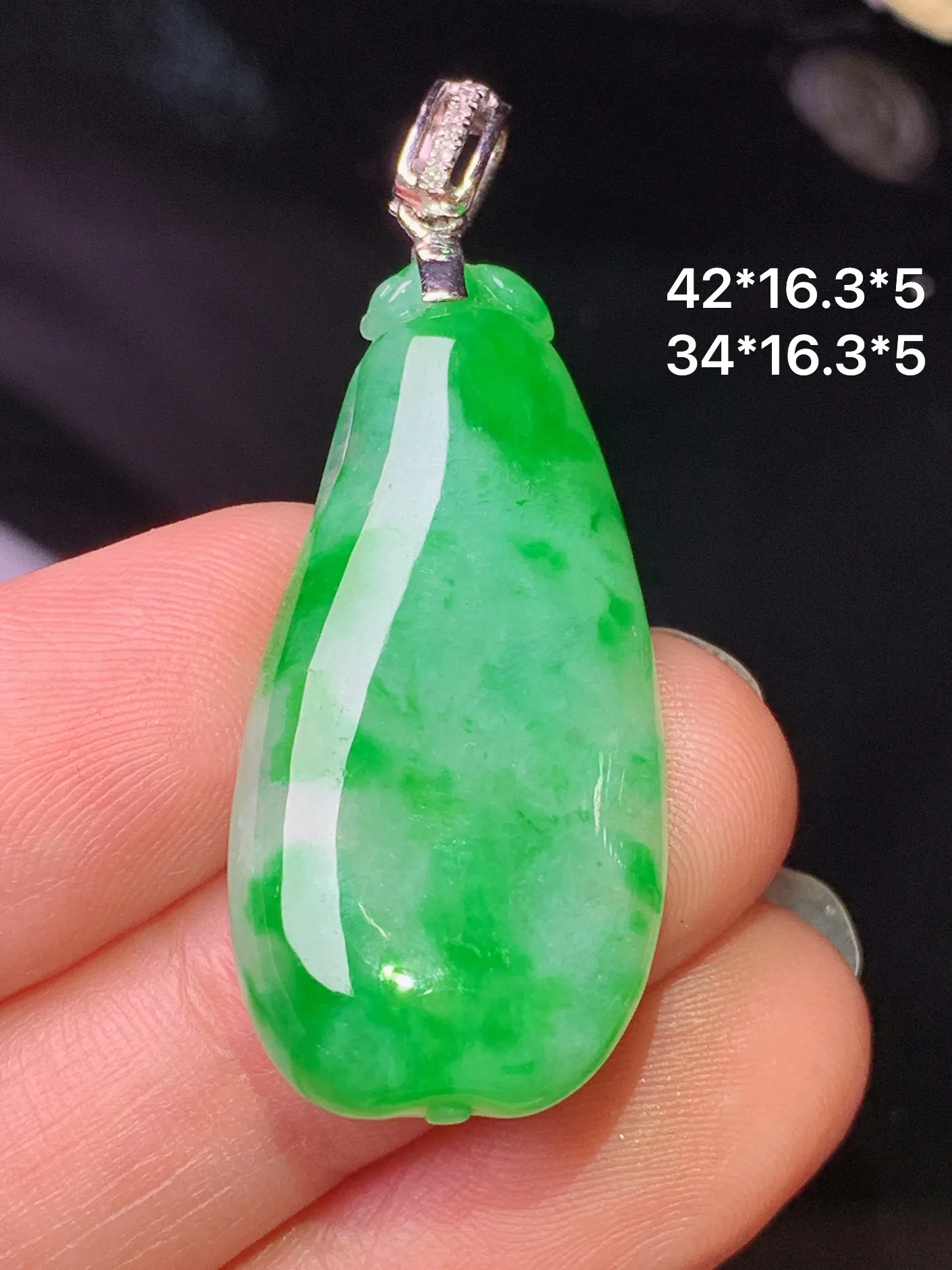 18k金镶嵌翠绿福瓜吊坠 玉质细腻 色泽清新艳丽 整体尺寸42*16.3*5