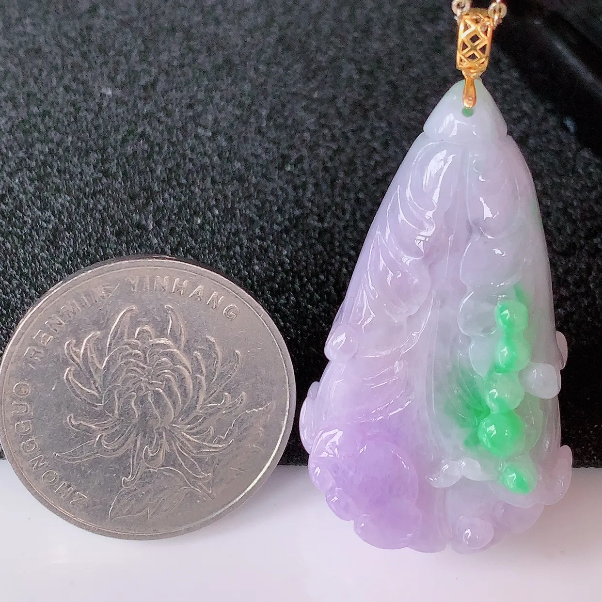 18K金镶嵌冰春带彩翡翠招百财白菜吊坠，百财聚来，财源滚滚，色泽鲜艳，精工水润的白菜，性价比高！#1.24整体43.5裸石39*22.5*11.5