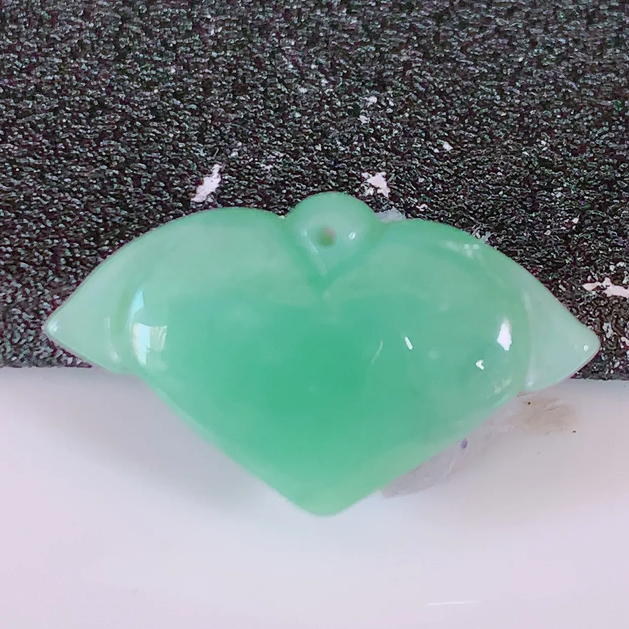 自然光实拍，冰润满绿翡翠爱心吊坠，翠色灵动，佩戴效果时尚出众，尽显气质，玉质细腻，美感十足。#46.26