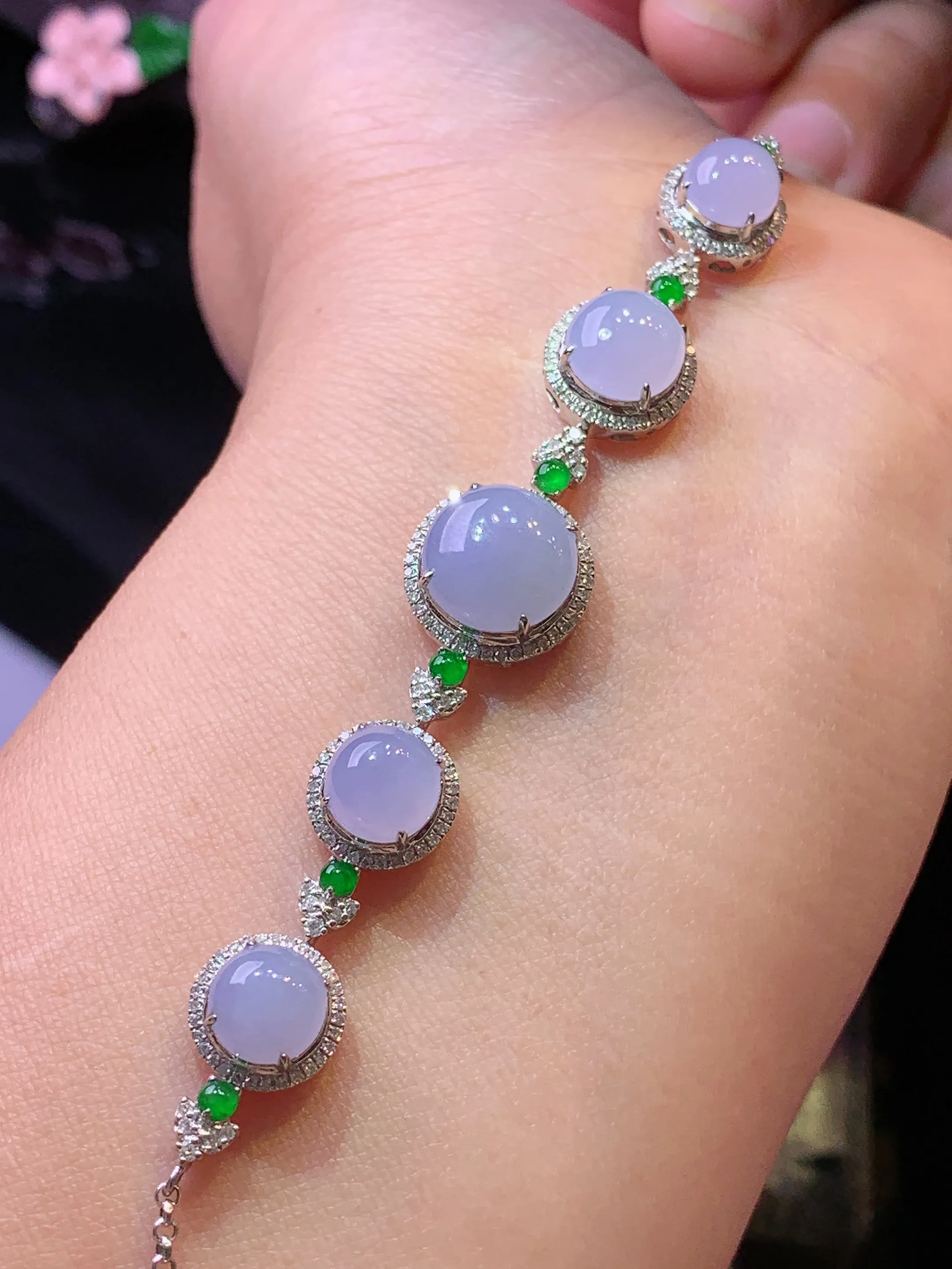 18k金钻镶嵌紫罗兰蛋面手链 玉质细腻 色泽清新艳丽 整体尺寸80.6*11.8*7.2