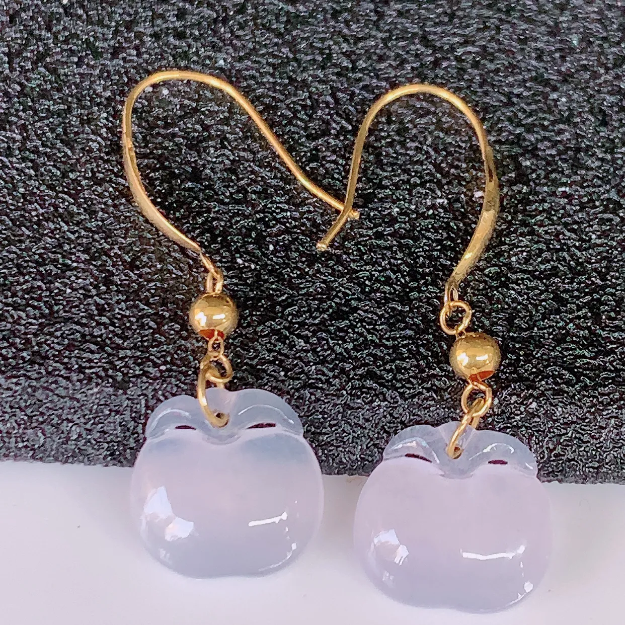 18k金镶嵌冰种翡翠苹果耳坠，沁人心脾，耳坠佩戴效果大气出众，尽显气质。种水好，胶感足，颜相当漂亮，高性价比，值得入手品鉴！#57.26整体29.5裸石9.5*8.5*3