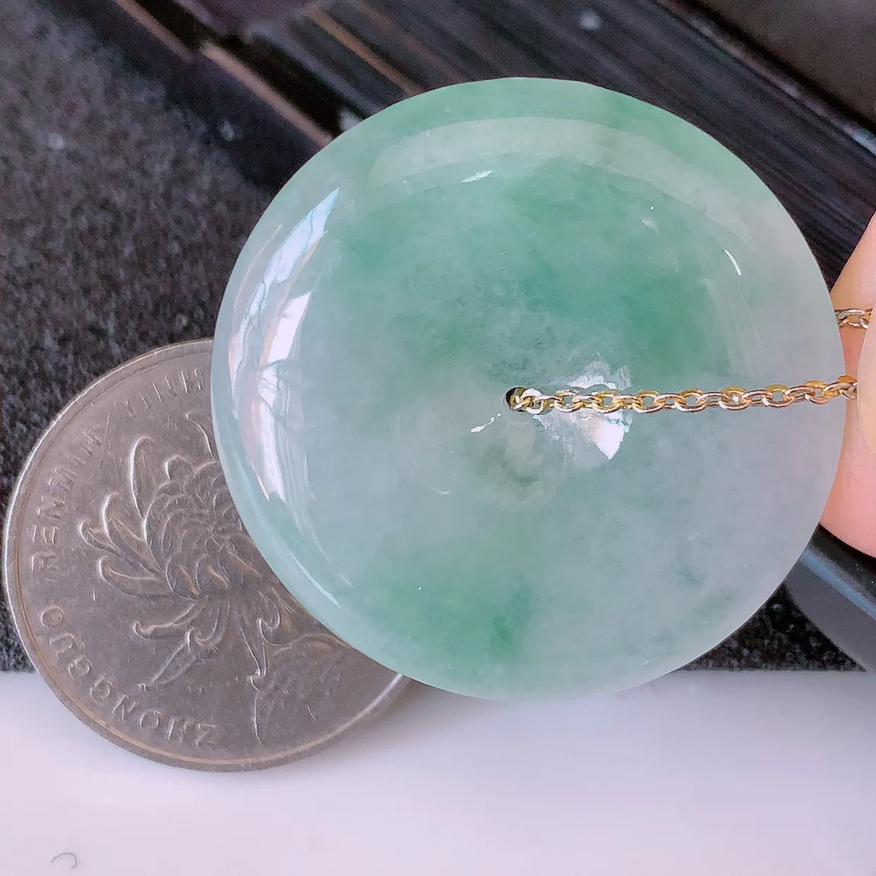 自然光实拍，冰种飘花翡翠平安扣吊坠，形体饱满圆润，平安扣肥嘟嘟的，平平安安，种水很好，配戴精美！#02.26