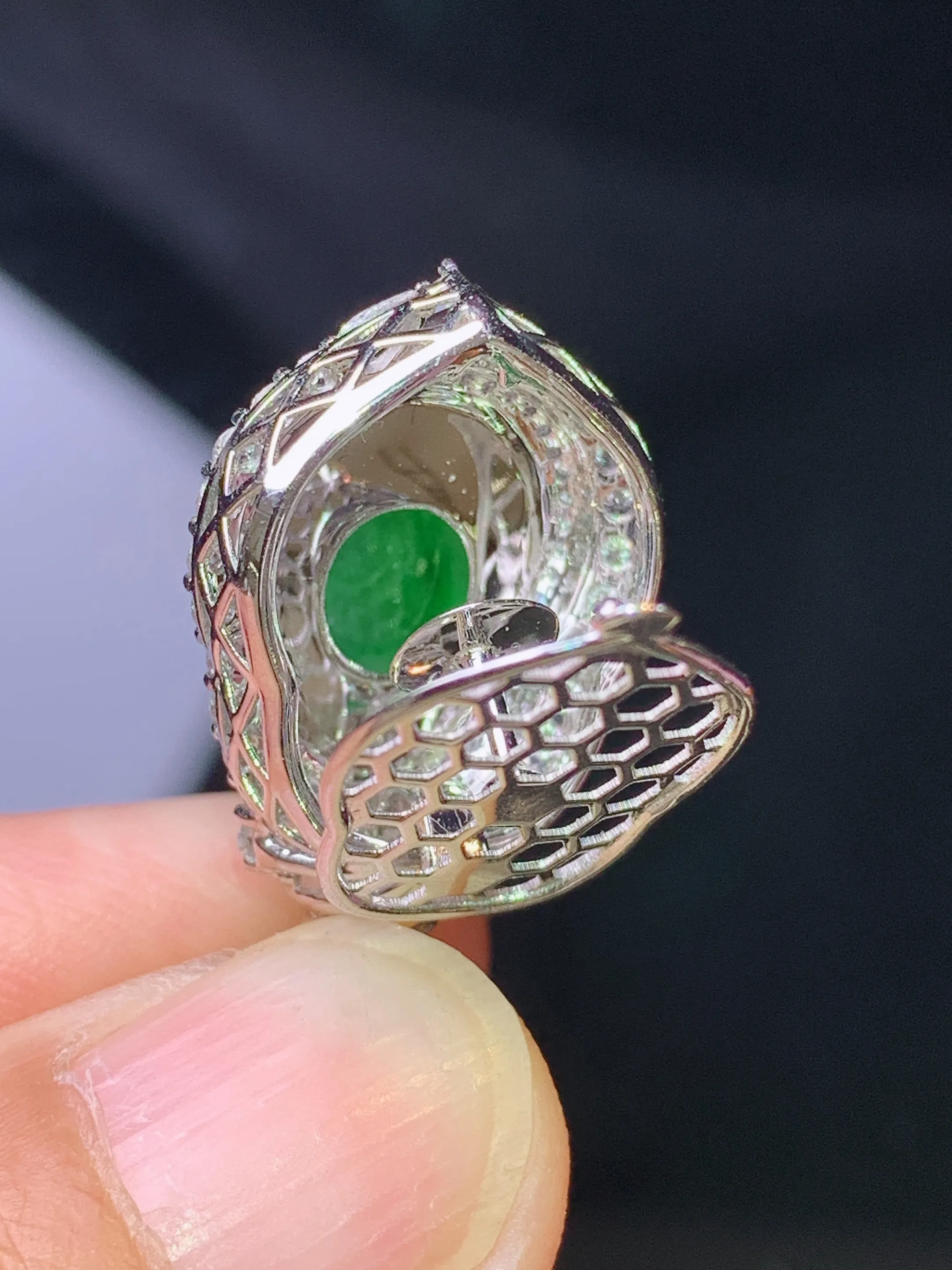 18k金钻镶嵌满绿葫芦吊坠 玉质细腻 色泽清新艳丽 整体尺寸28.2*14.8*9.7