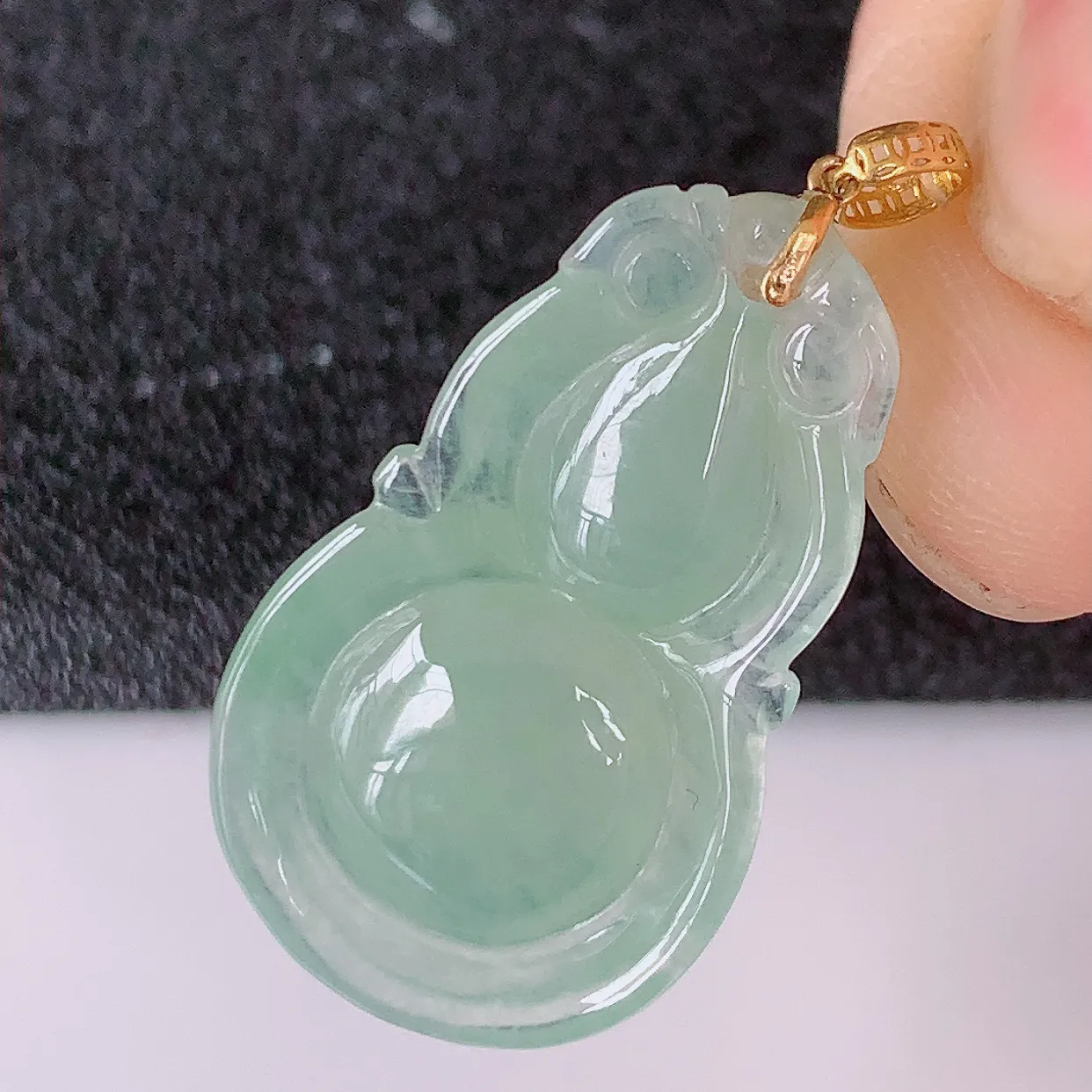 18K金镶嵌冰种满绿翡翠葫芦吊坠，葫芦寓意福禄双全，财源滚滚，品佳品，佩戴效果优雅迷人！#49.24