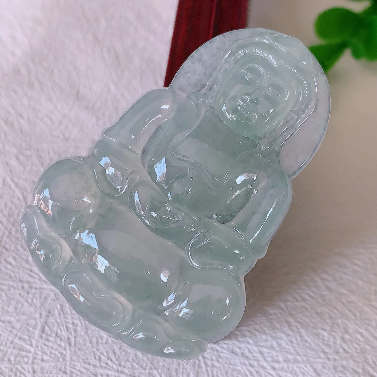 自然光实拍，冰种翡翠正装观音吊坠，赐福翡翠观音，冰透，起强玻璃光泽，观音面相慈祥，雕琢细致，佩戴气质