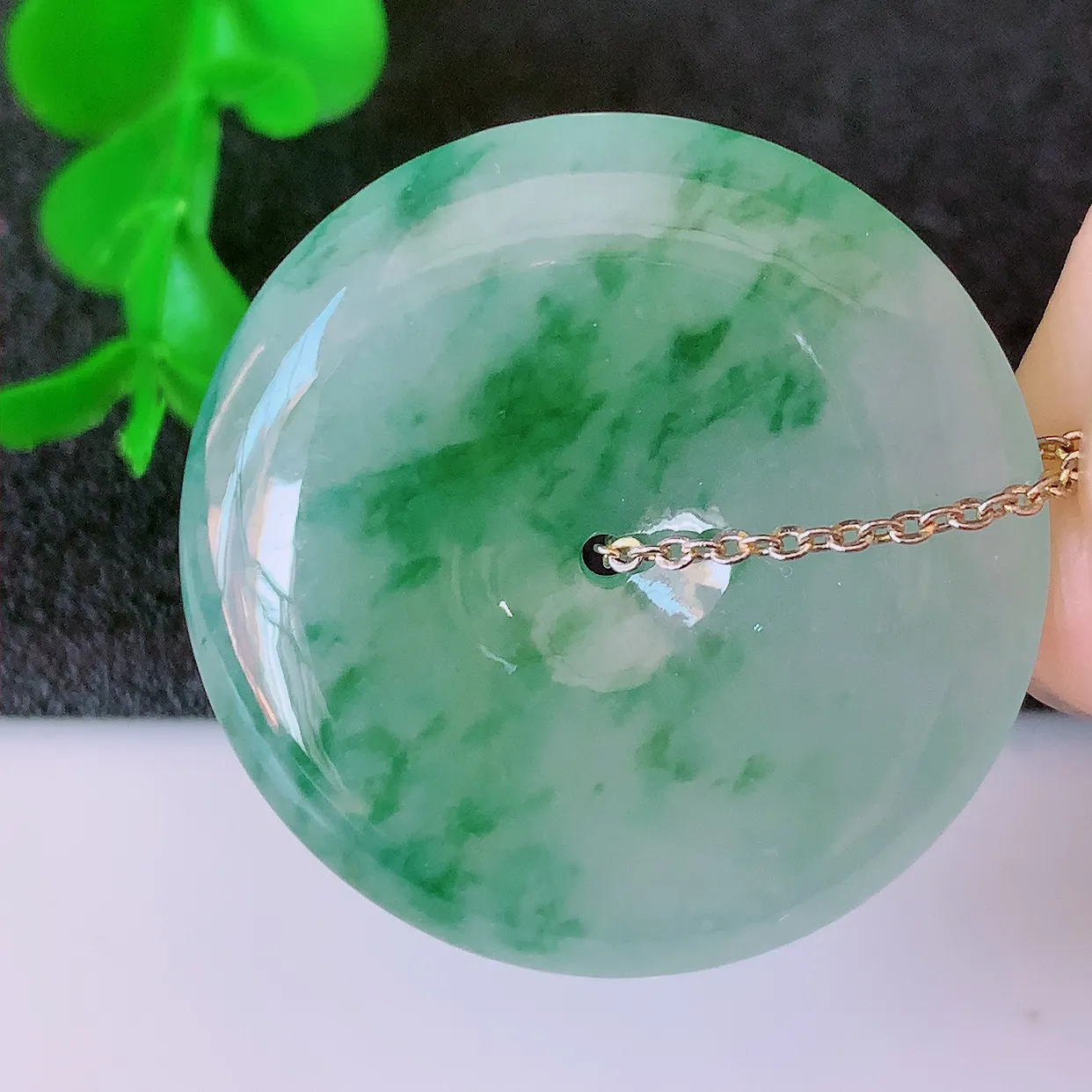 自然光实拍，冰种飘花翡翠平安扣吊坠，冰透，灵动飘逸，寓意平平安安，平安扣佩戴端庄漂亮！#60.26