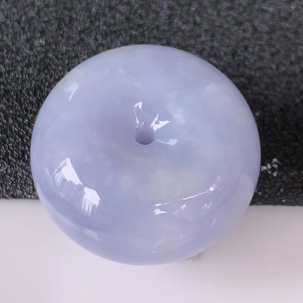 自然光实拍，艳丽紫罗兰翡翠平安扣吊坠，形体饱满圆润，平安扣肥嘟嘟的，平平安安，种水很好，配戴精美！#05.24