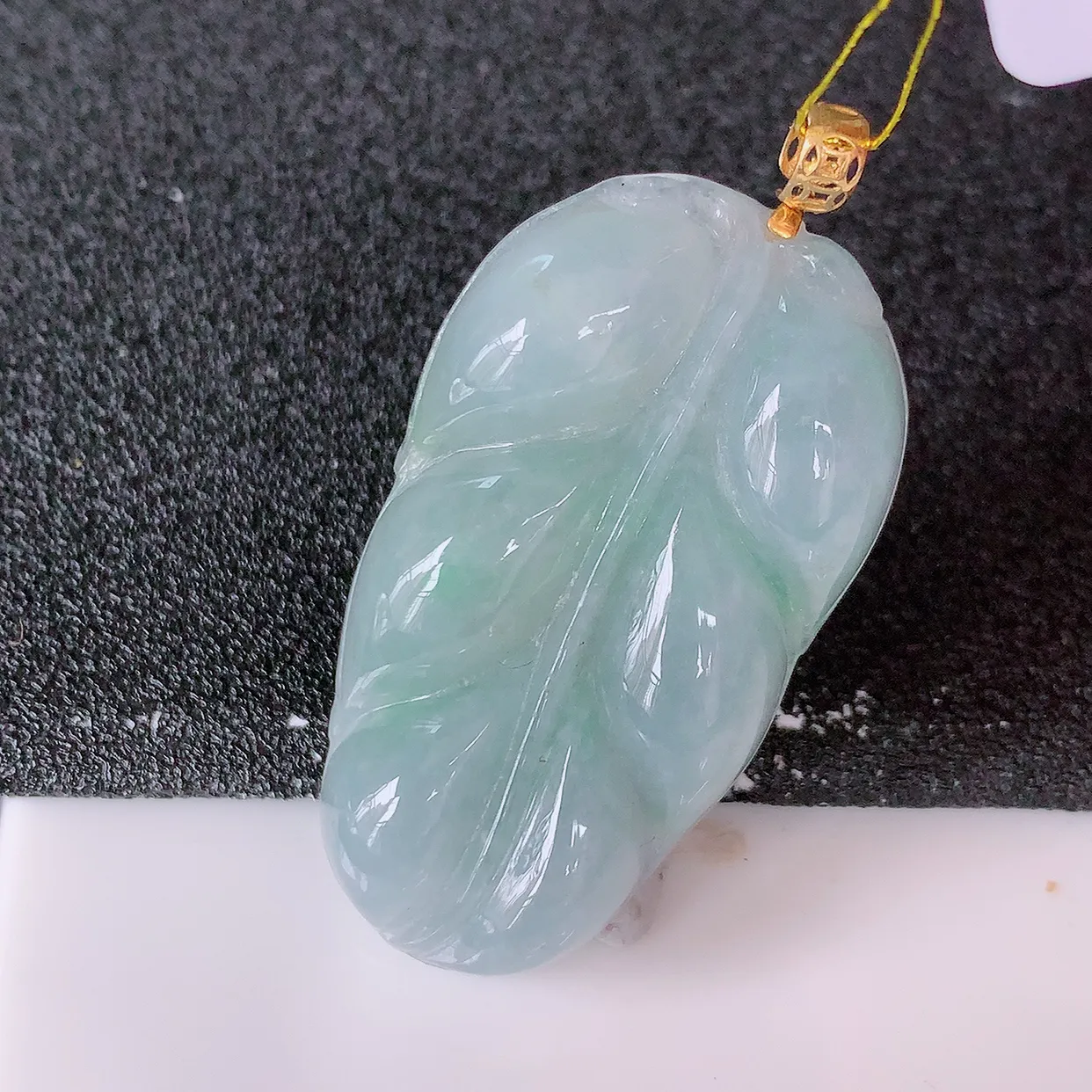 18K金镶嵌冰春带彩翡翠叶子吊坠 ，种水足，色泽清新，工艺精湛，叶子寓意美好；金枝玉叶，事业有成。#35.24