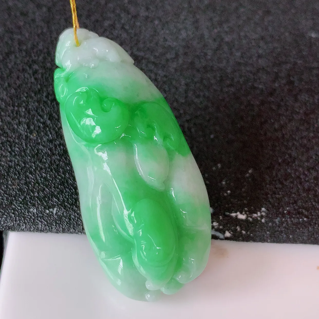 【

自然光实拍，冰润飘阳绿翡翠佛手吊坠，翠色灵动，佩戴效果时尚出众，尽显气质，玉质细腻，美感十足。