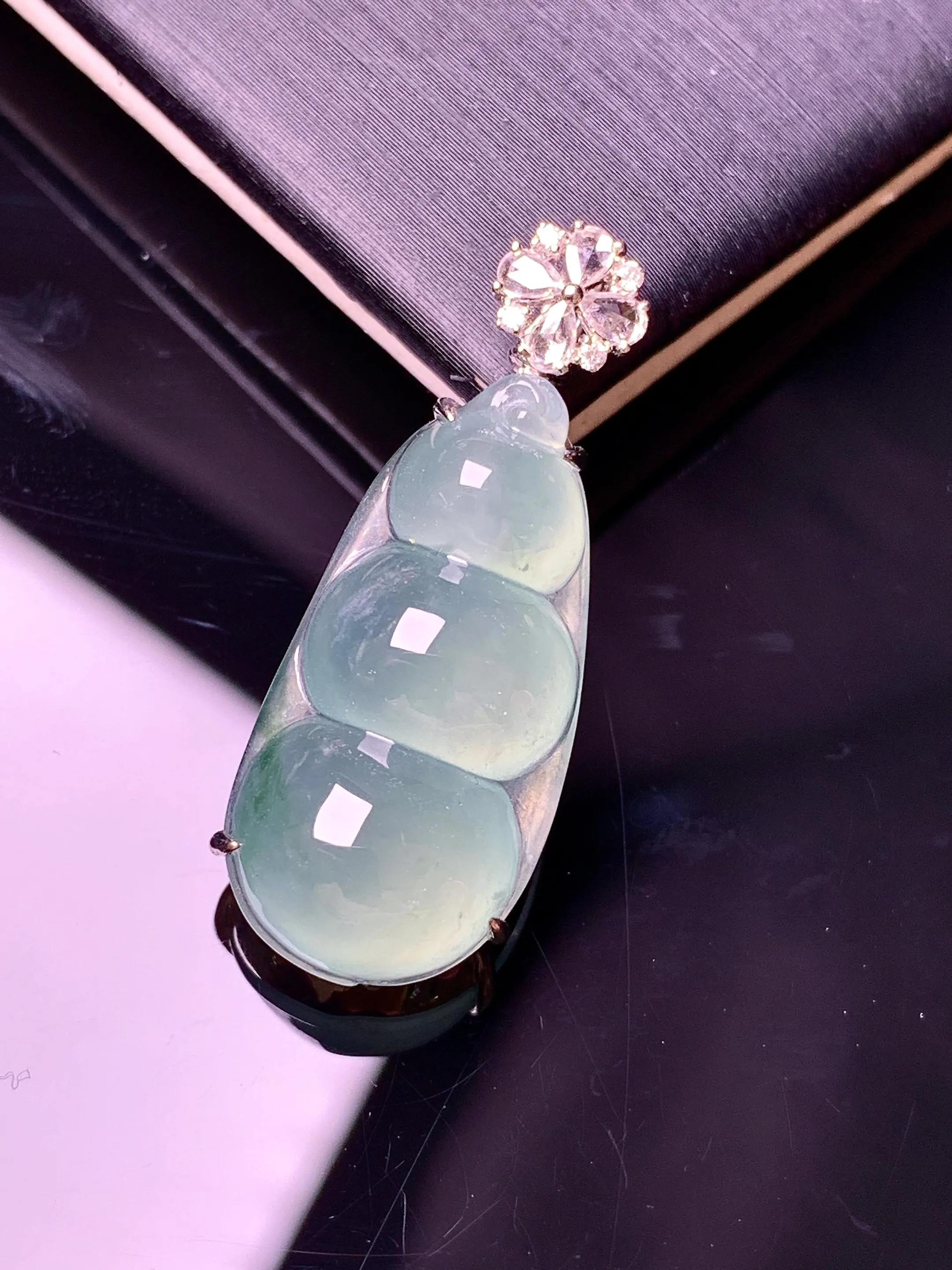 18k金钻镶嵌冰种四季豆吊坠 玉质细腻 色泽清新艳丽 整体尺寸30.8*12*7.8