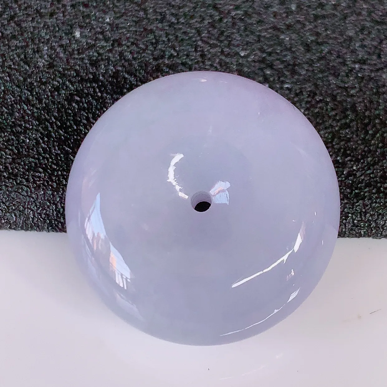 自然光实拍，冰润紫罗兰翡翠饱满平安扣吊坠，玉扣，平安是福；很美的料子，平安扣佩戴优雅迷人！#57.23