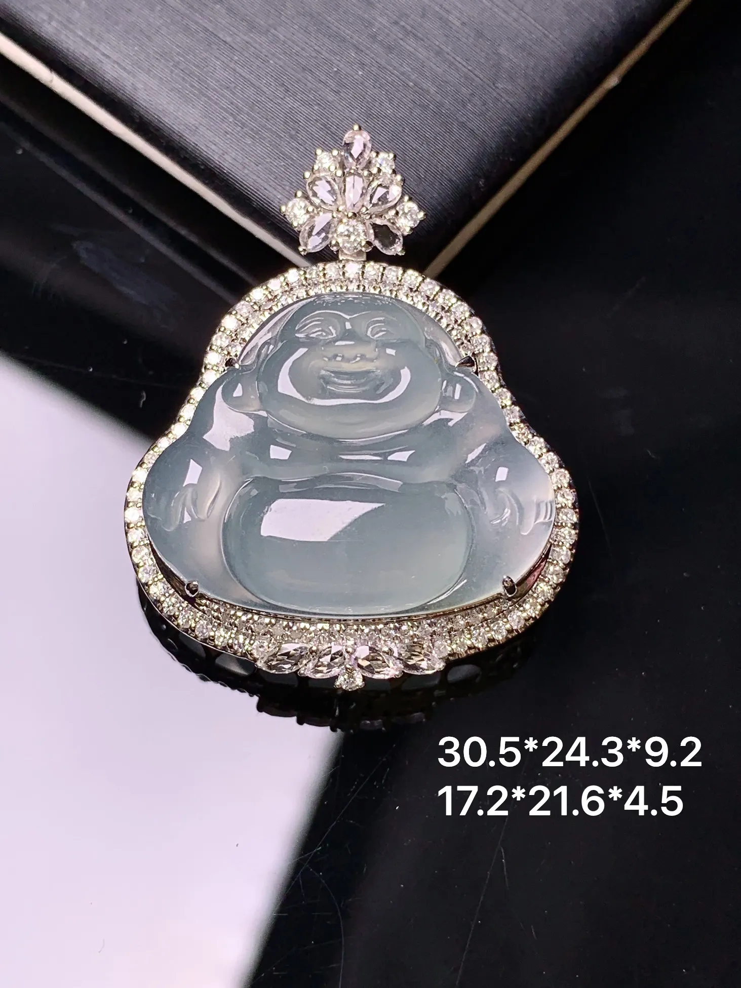 18k金钻镶嵌冰种佛公吊坠 玉质细腻 色泽清新艳丽 整体尺寸30.5*24.3*9.2