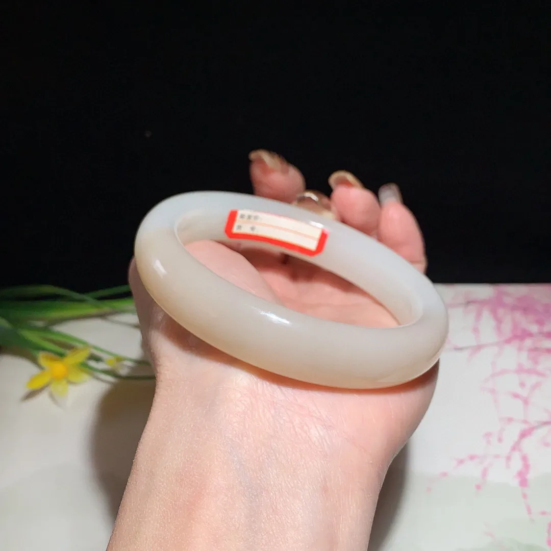 和田玉60圈口藕粉色手镯！玉质细腻油润 底色纯净 无裂无杂 脂粉好，品质好！