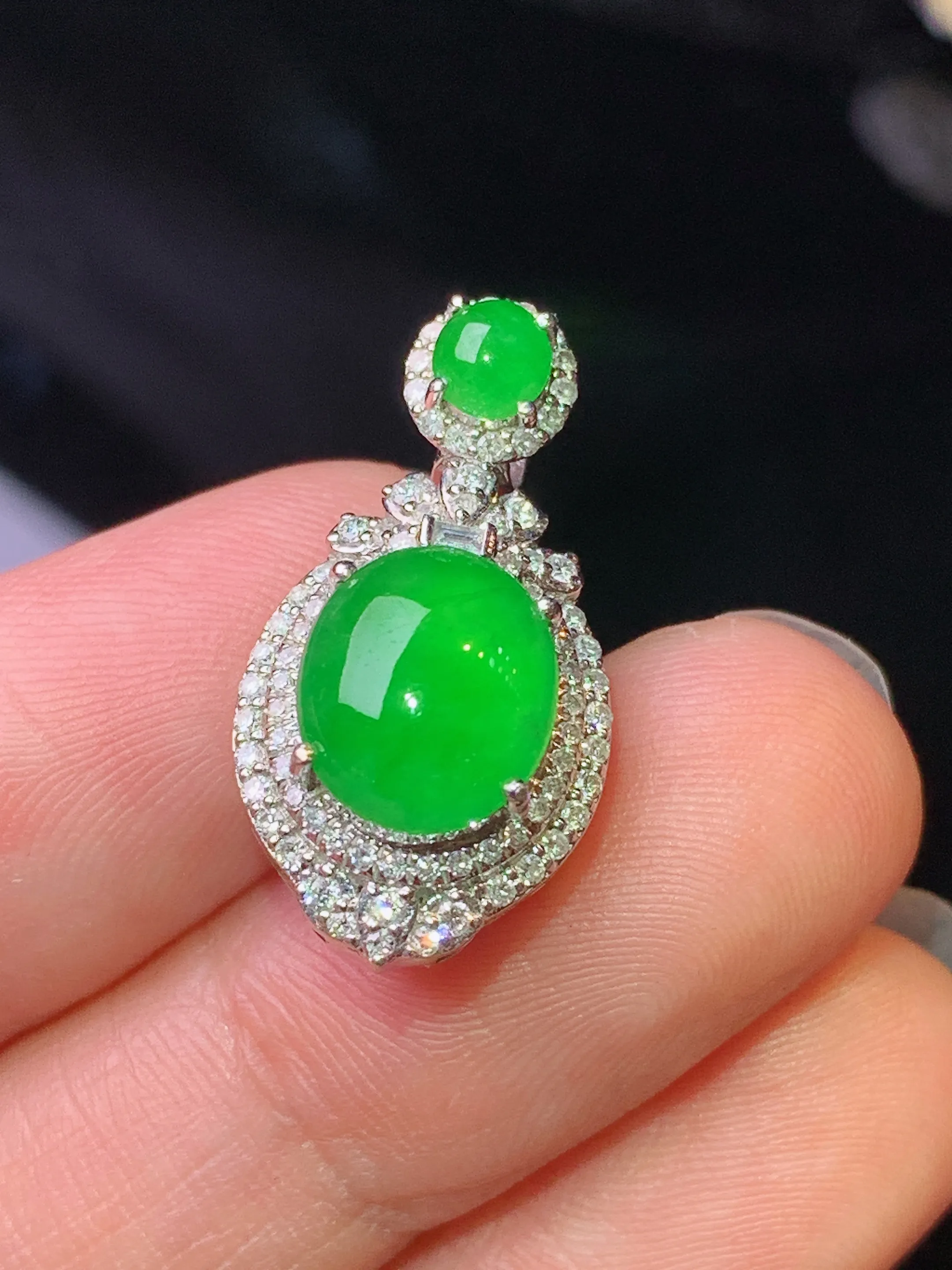 18k金钻镶嵌满绿蛋面吊坠 玉质细腻 色泽清新艳丽 整体尺寸23.2*12*11