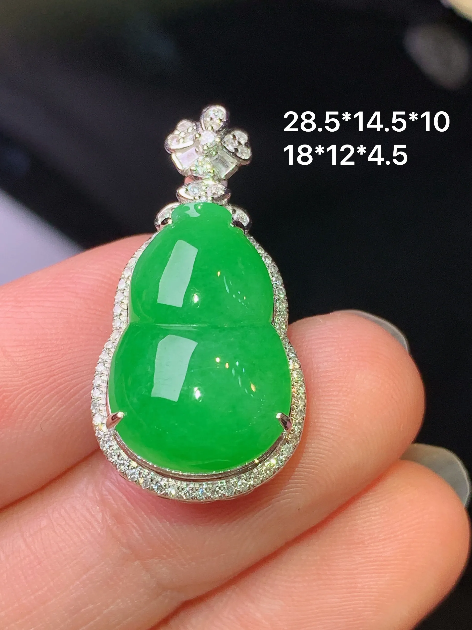 18k金钻镶嵌满绿葫芦吊坠 玉质细腻 色泽清新艳丽 整体尺寸28.5*14.5*10
