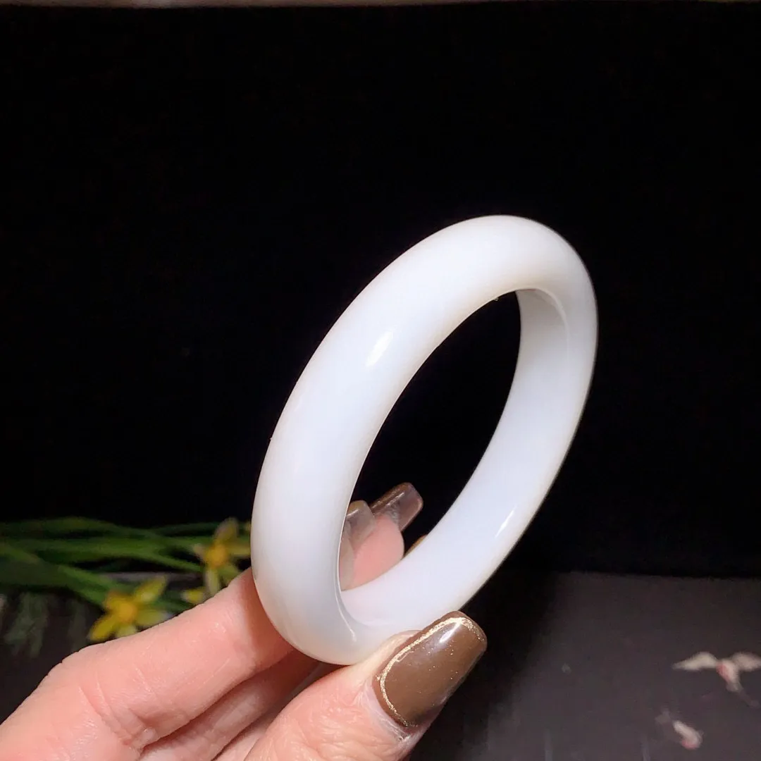 和田玉55.5圈口羊脂白手镯！玉质细腻油润 底色纯净 无裂无杂 脂粉好，品质高
