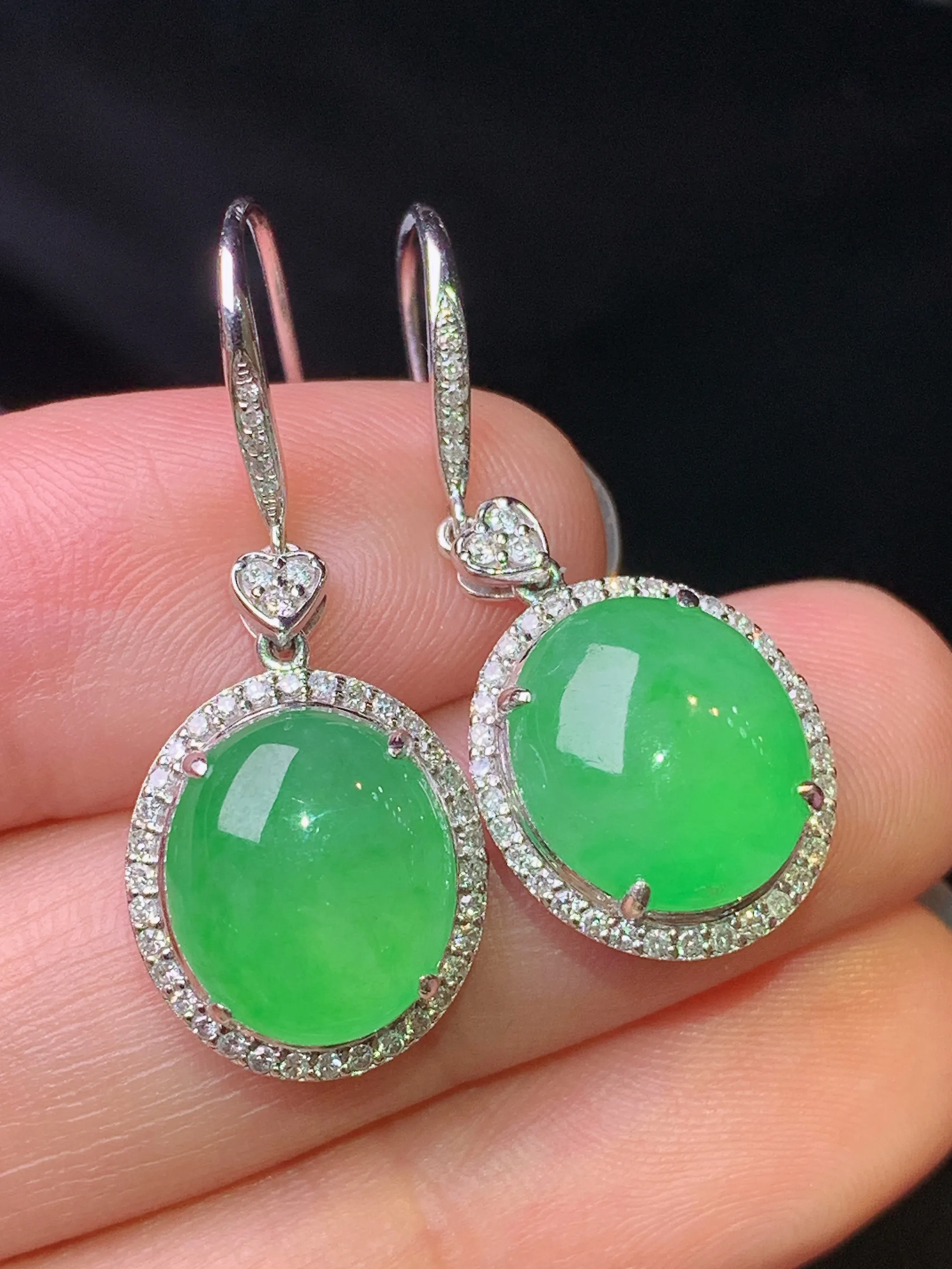 18k金钻镶嵌满绿蛋面耳坠 玉质细腻 色泽清新艳丽 整体尺寸29.5*12.3*7
