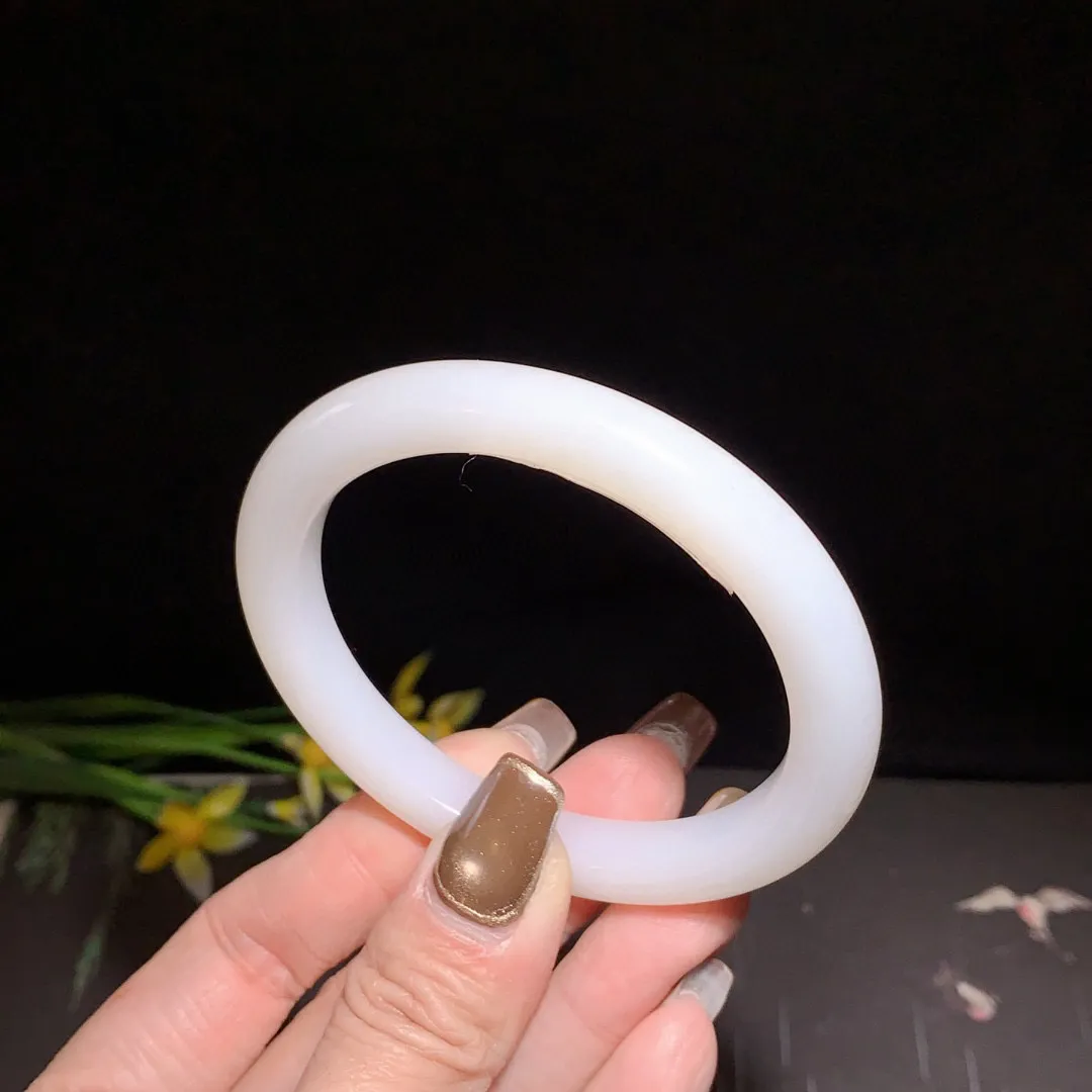 和田玉55圈口羊脂白手镯！玉质细腻油润 底色纯净 无裂无杂 脂粉好，品质高