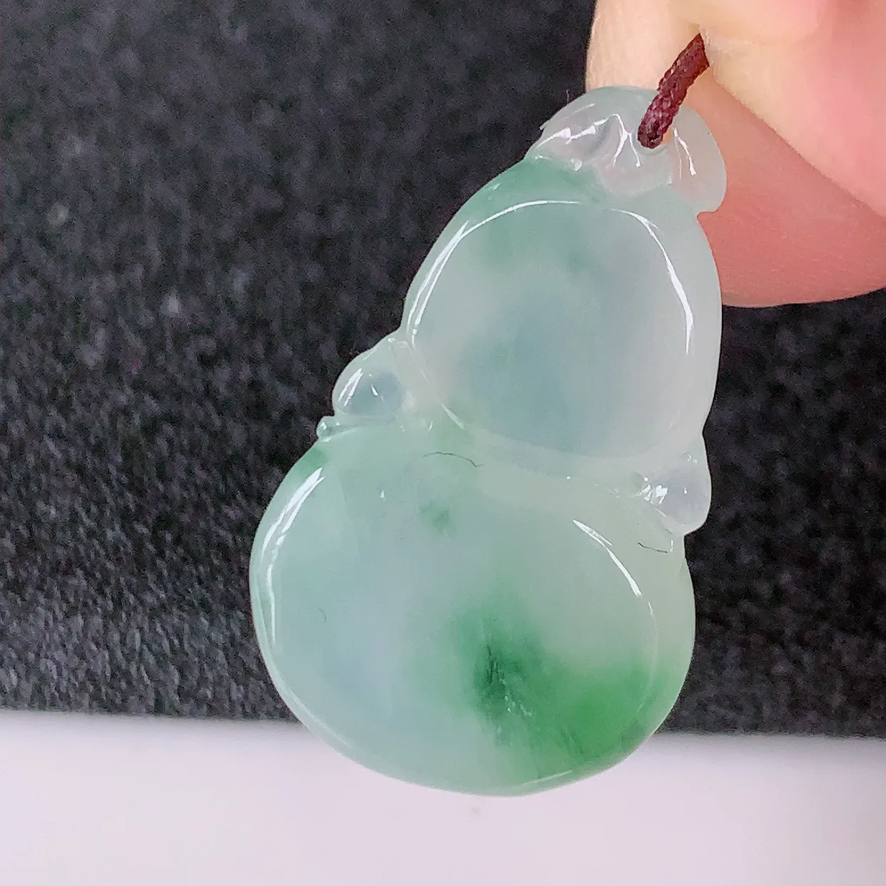 自然光实拍，冰种飘花翡翠葫芦吊坠，寓意福禄双全，财源滚滚，清新脱俗，佩戴效果优雅迷人！#57.24