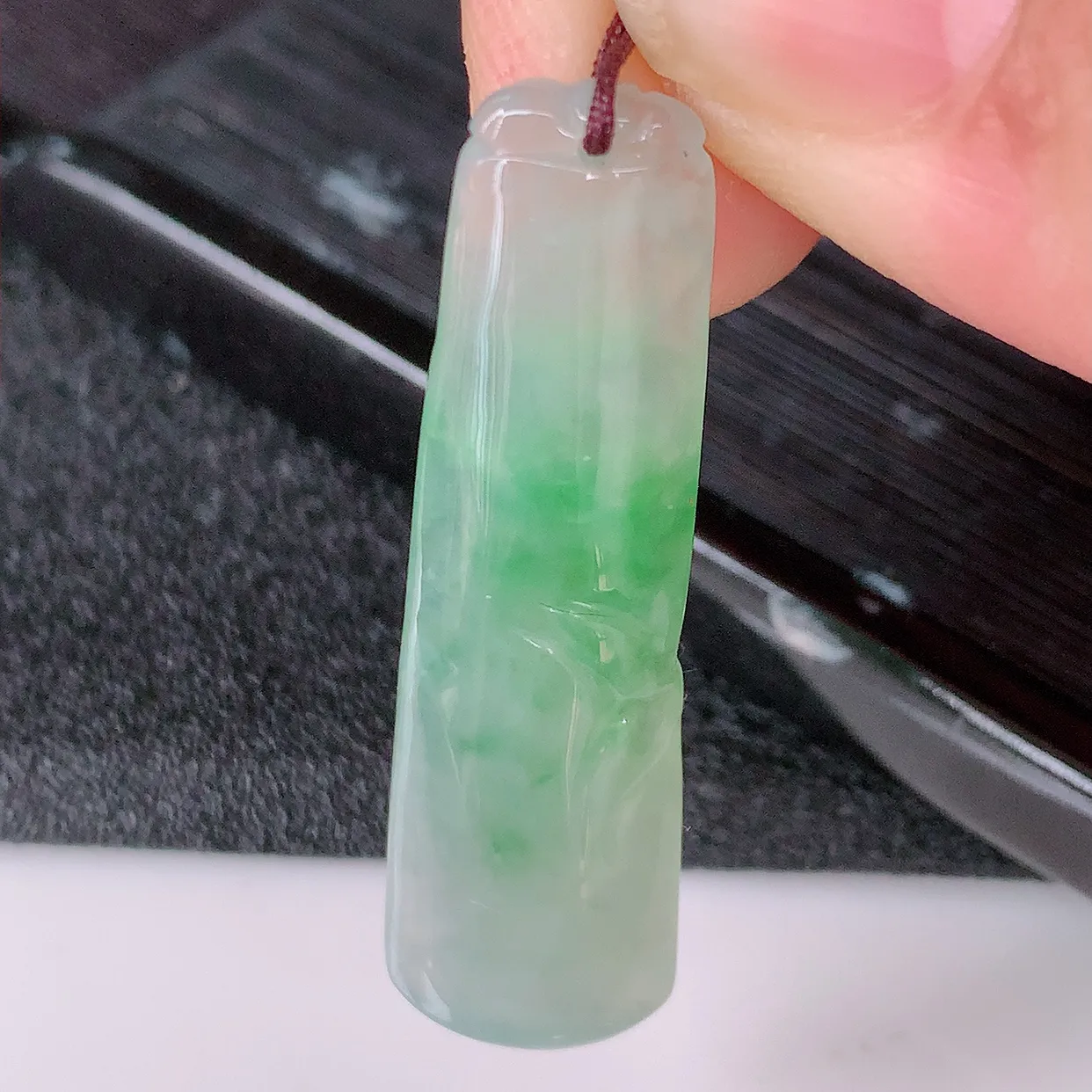 自然光实拍，冰种飘绿翡翠节节高竹节玉坠，款式时尚大方，竹节寓意好，佩戴事业，学业节节高升！#57.2