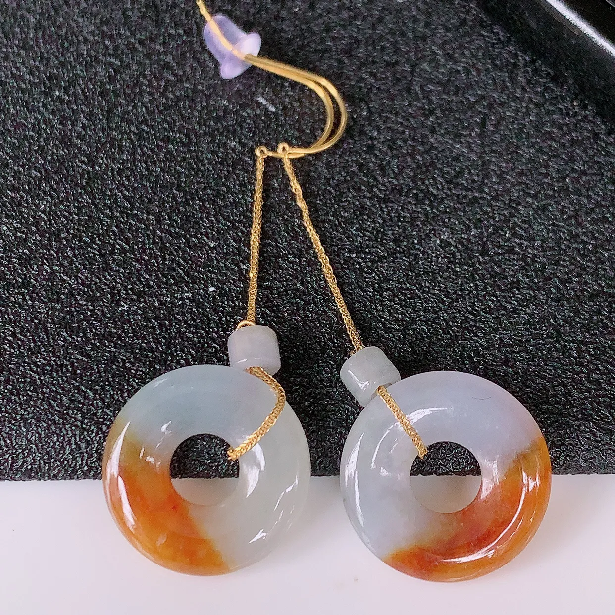 18k金镶嵌翡翠耳坠，沁人心脾，耳坠佩戴效果大气出众，尽显气质。种水好，胶感足，颜相当漂亮，高性价比，值得入手品鉴！#1.24整体42.5裸石15-3