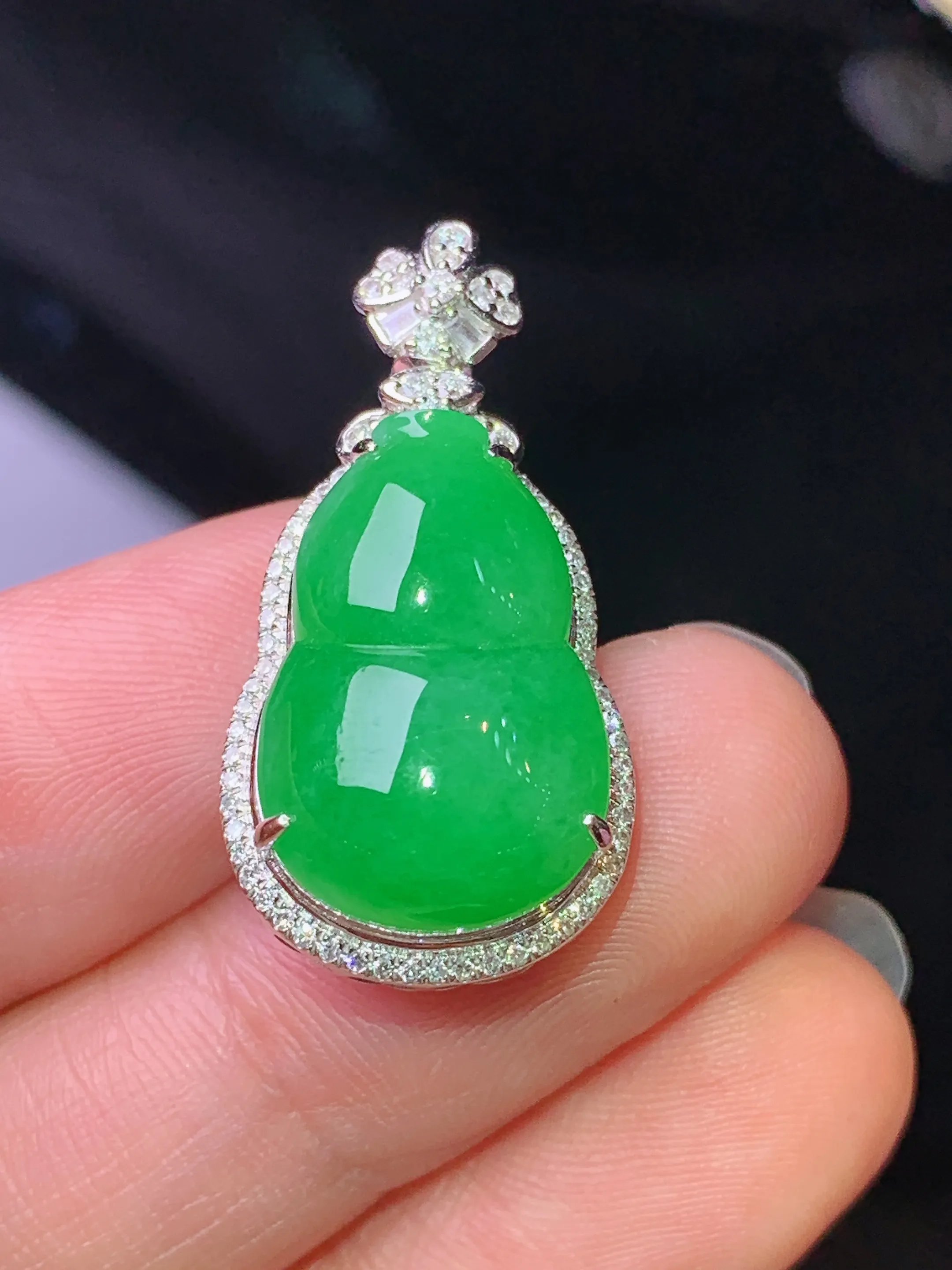 18k金钻镶嵌满绿葫芦吊坠 玉质细腻 色泽清新艳丽 整体尺寸28.5*14.5*10