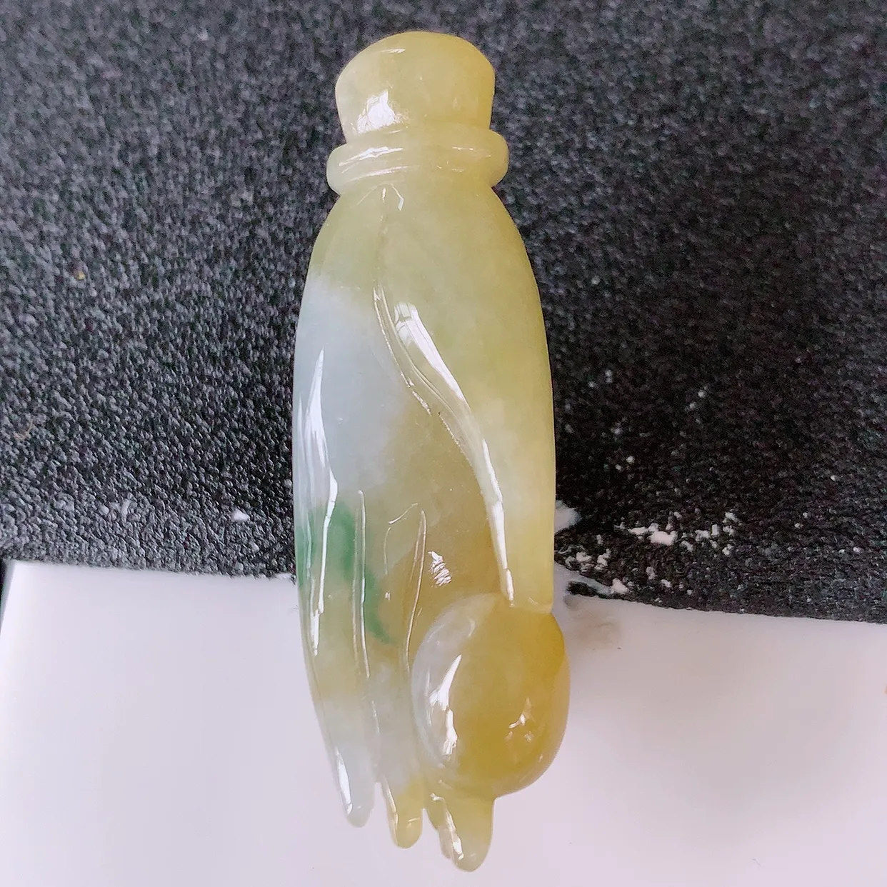 自然光实拍，冰黄加绿翡翠掌上明珠吊坠，三彩翠色灵动，佩戴效果时尚出众，尽显气质，玉质细腻，美感十足。