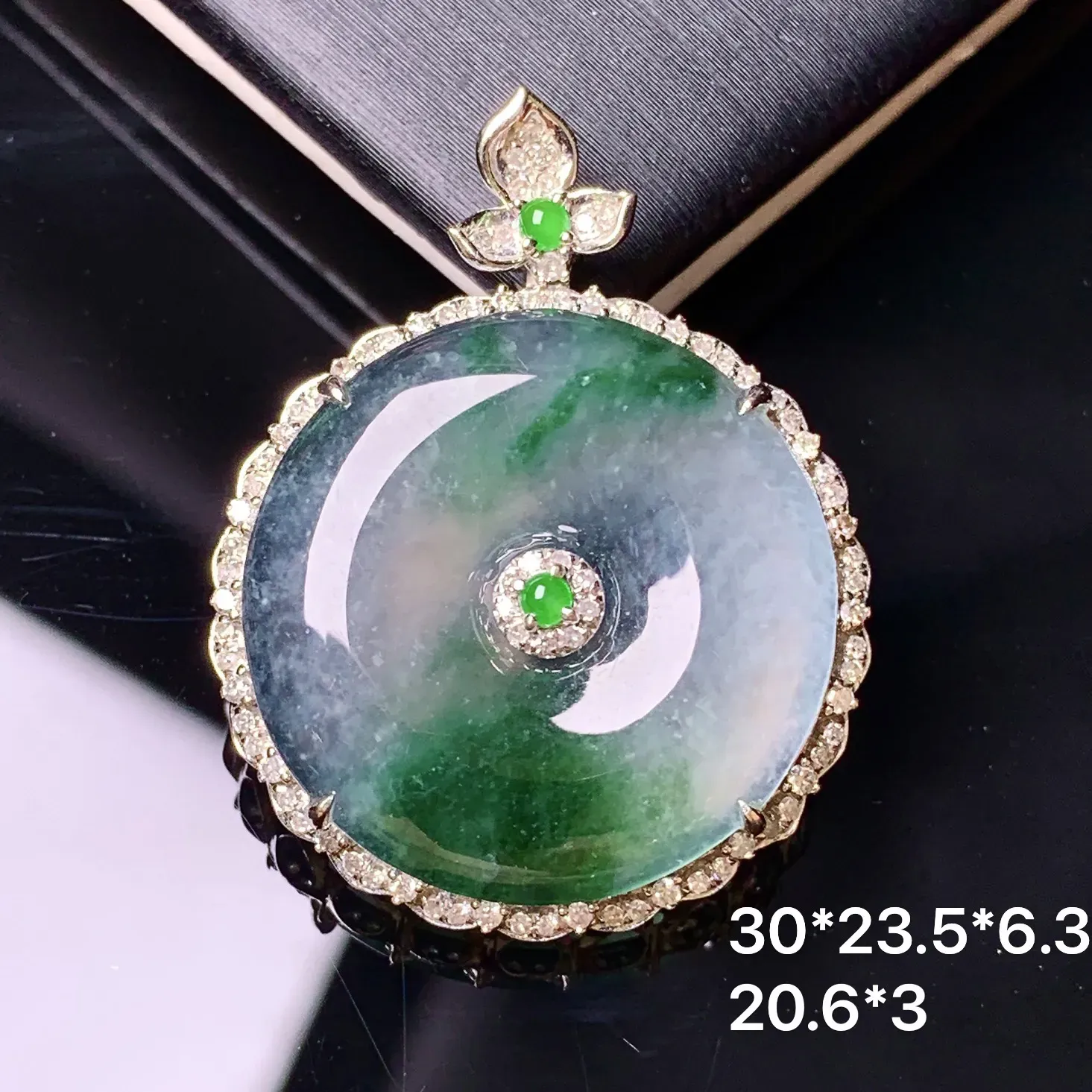 18k金镶嵌冰种飘绿平安扣吊坠 玉质细腻 色泽清新艳丽 整体尺寸30*23.5*6.3