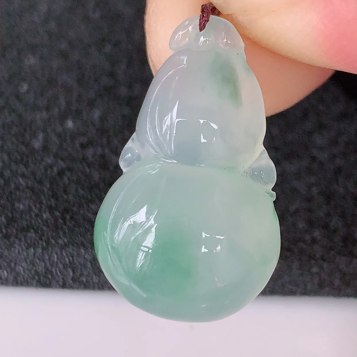 自然光实拍，冰种飘花翡翠葫芦吊坠，寓意福禄双全，财源滚滚，清新脱俗，佩戴效果优雅迷人！#57.24