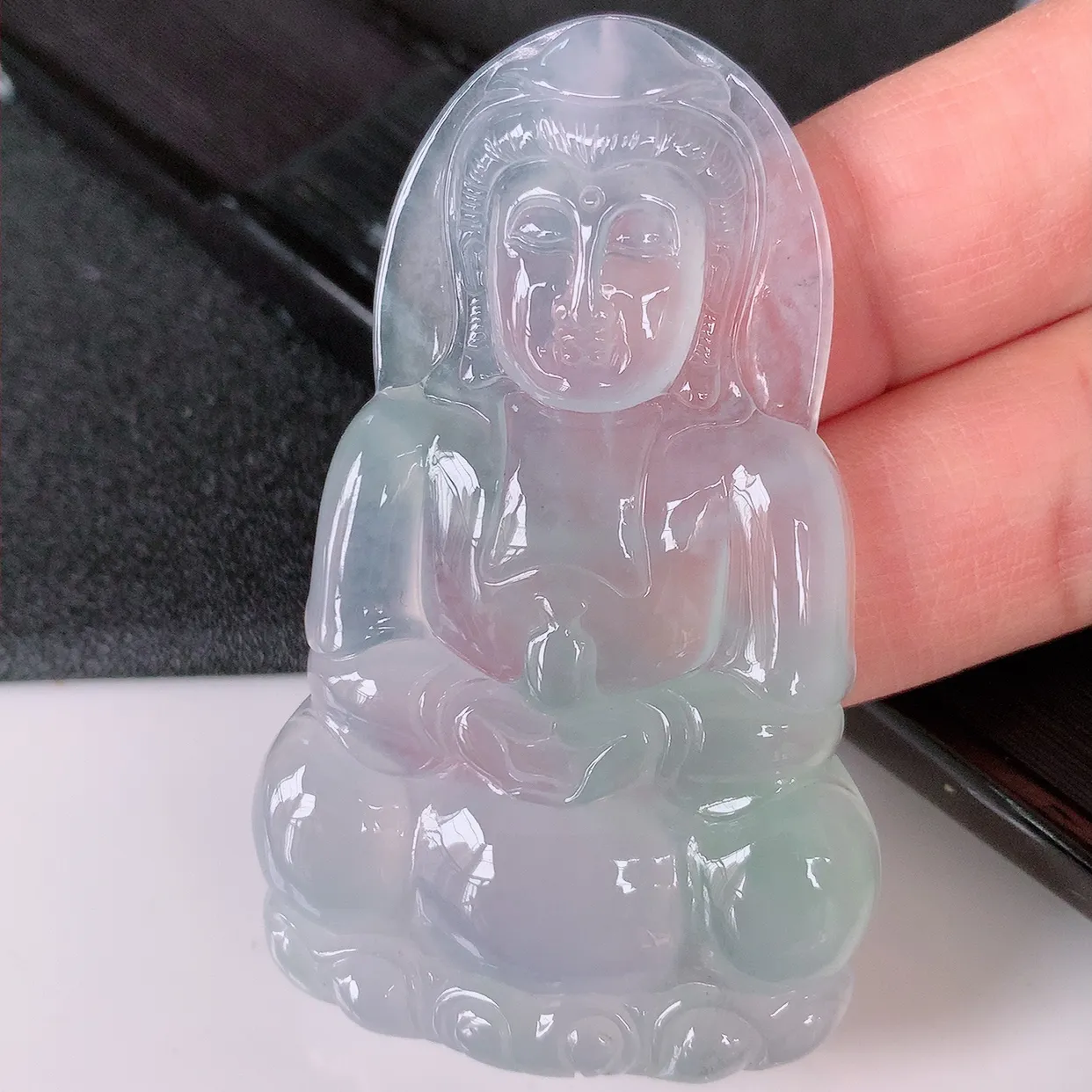 自然光实拍，大件冰种翡翠正装观音吊坠，赐福翡翠观音菩萨，冰透，起强玻璃光泽，观音面相慈祥，雕琢细致，佩戴气质！#