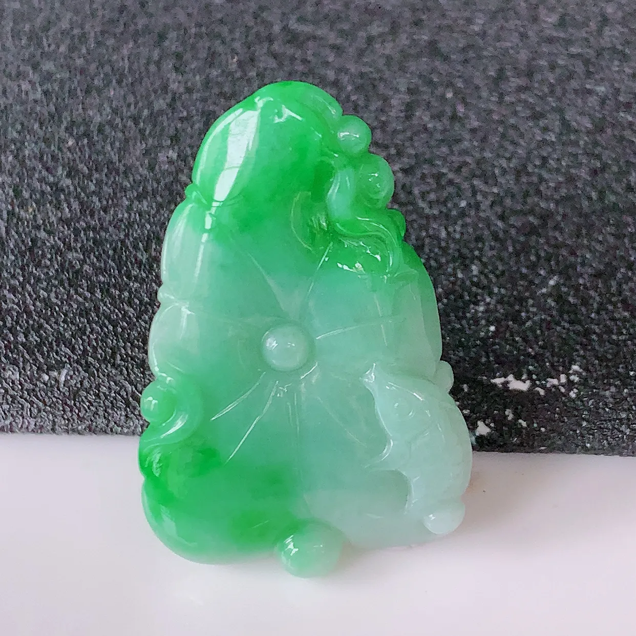 自然光实拍，冰润飘辣绿翡翠荷叶鱼、和和美美玉坠，财源广进，自然隐逸、荷本是素不着尘之物，有和美之寓意。#05.24