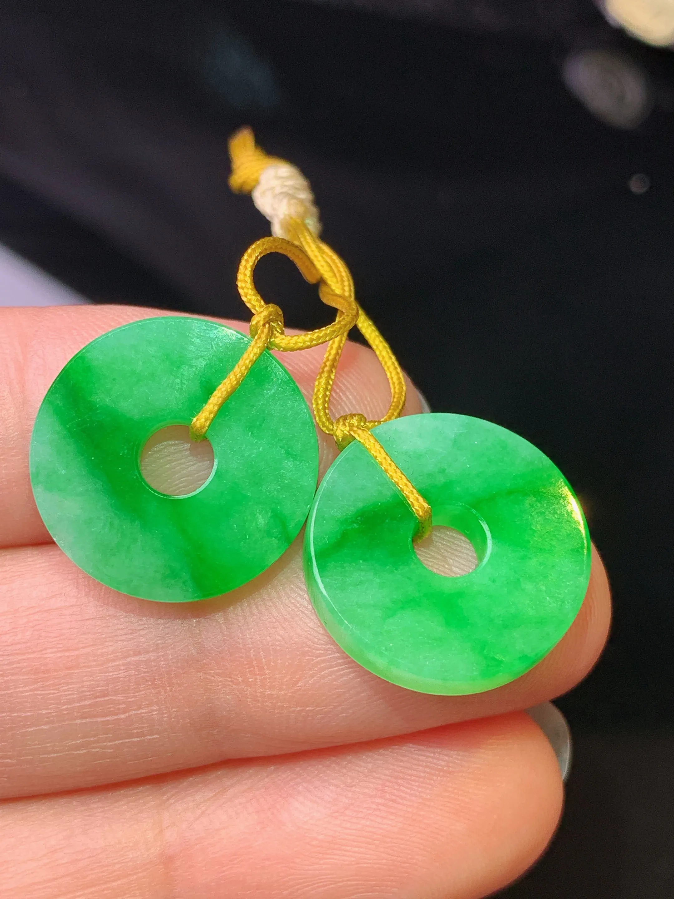 满绿平安扣一对 玉质细腻 色泽清新艳丽 整体尺寸16*2.8