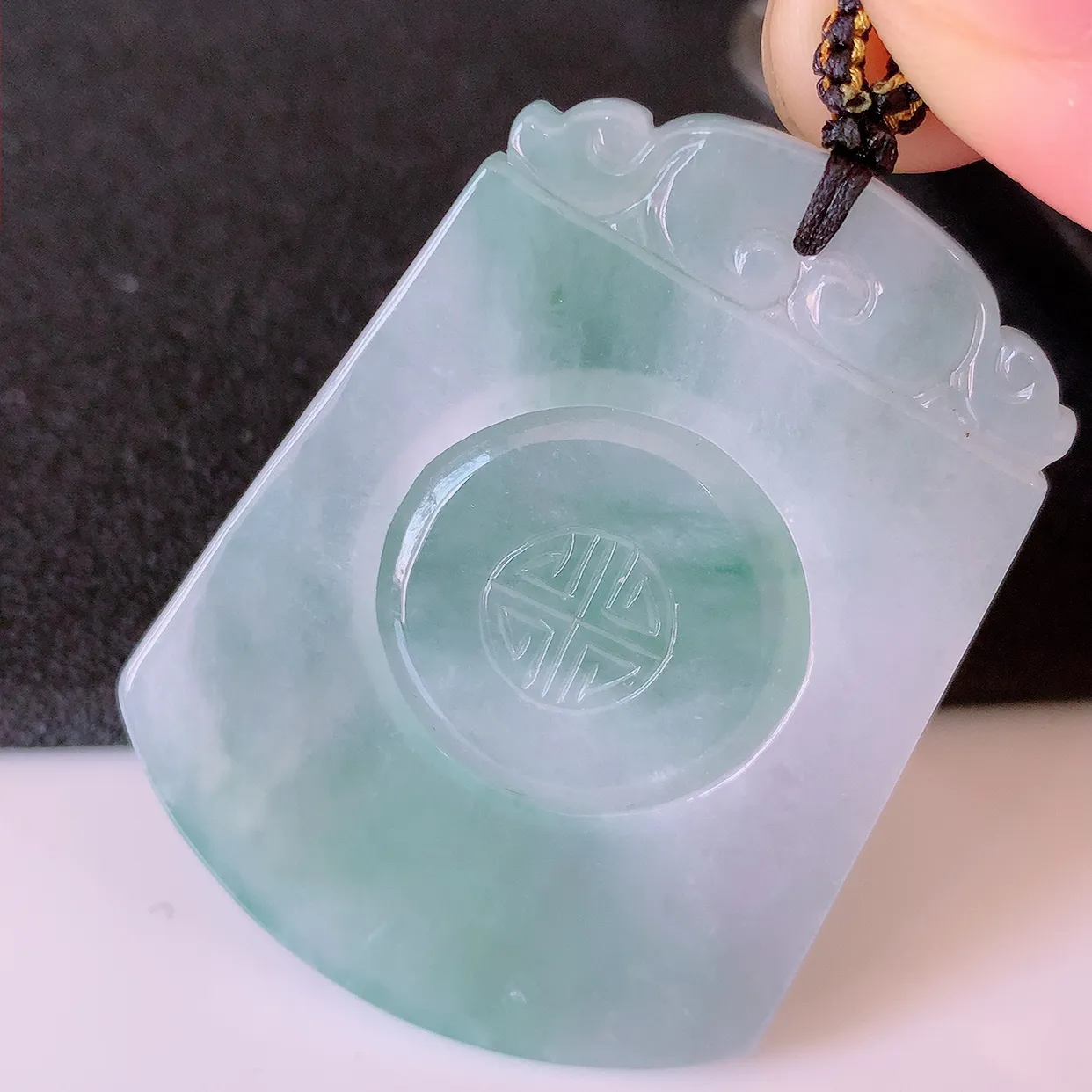 自然光实拍，冰润飘花翡翠时来运转吊坠，翠色灵动，佩戴效果时尚出众，尽显气质，玉质细腻，美感十足。#02.26