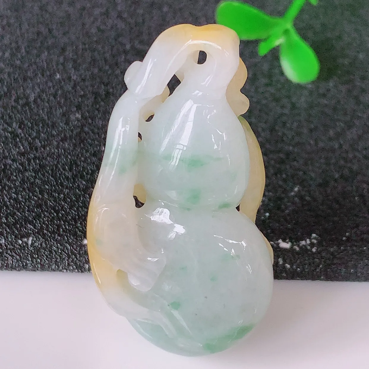 自然光实拍，冰润黄加绿翡翠葫芦吊坠，葫芦寓意福禄双全，财源滚滚，饱满，清新脱俗，佩戴效果优雅迷人！#60.24