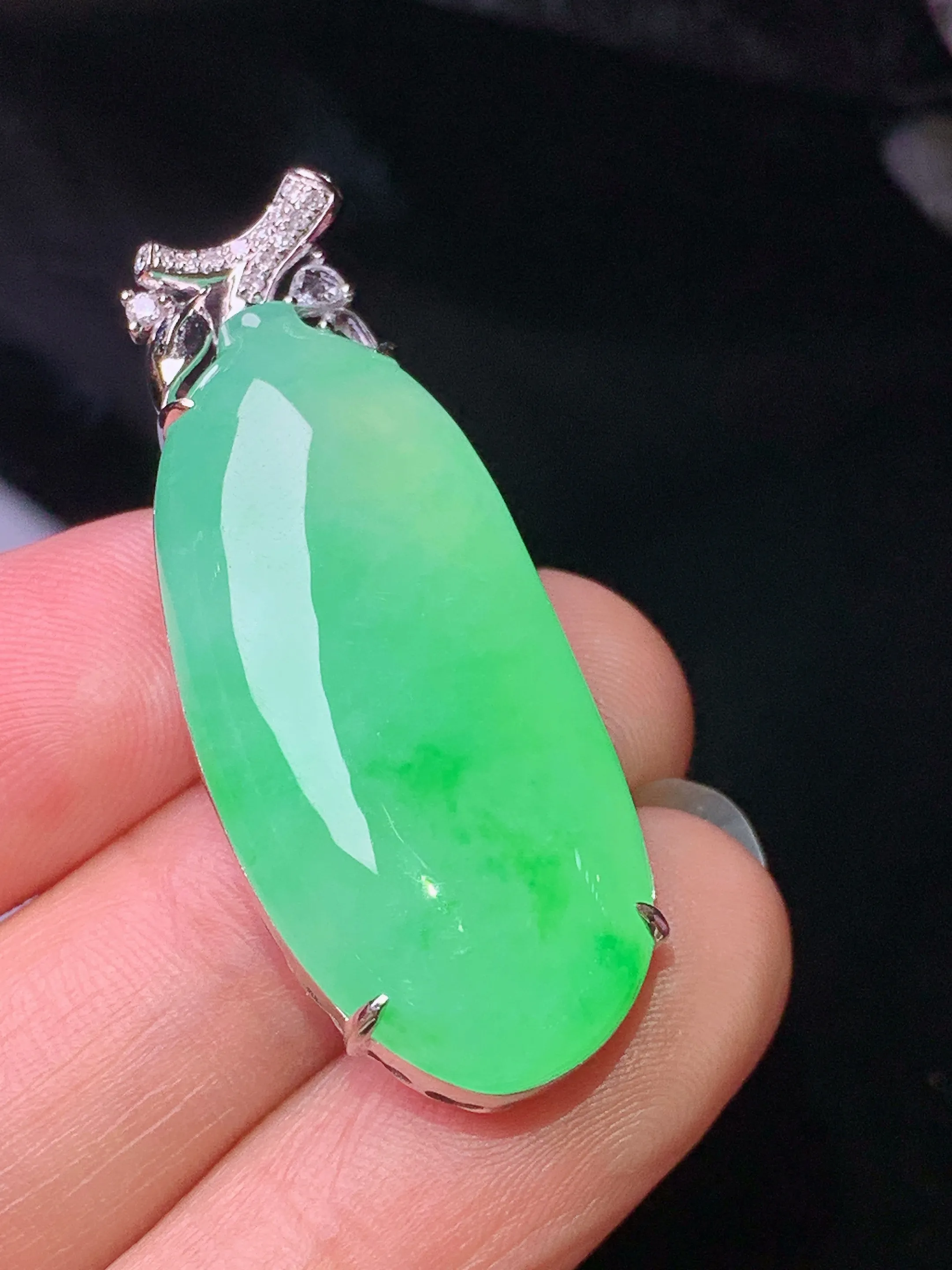 18k金钻镶嵌翠绿福瓜吊坠 玉质细腻 色泽清新艳丽 整体尺寸39.5*15.7*8.7