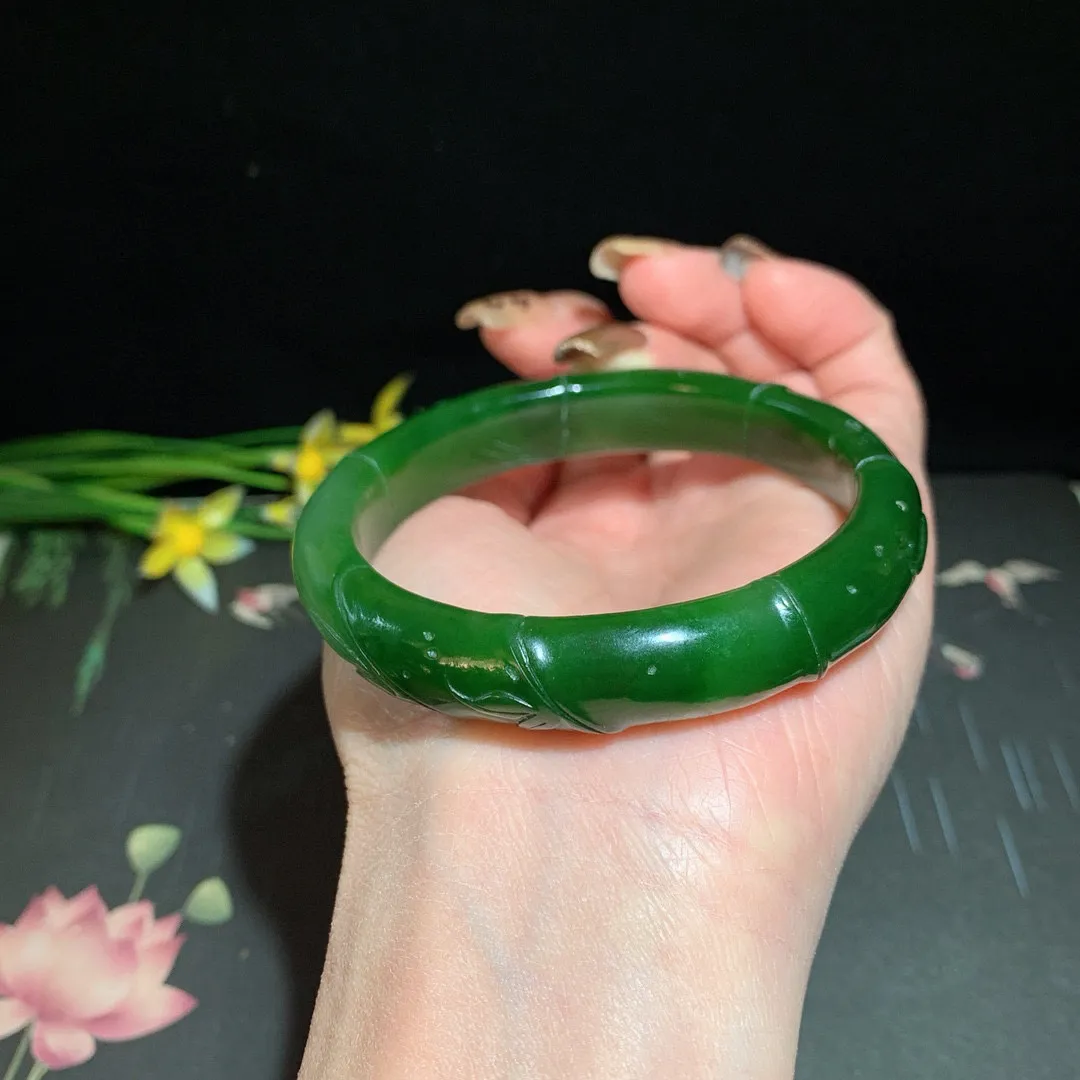 和田玉59圈口菠菜绿雕花碧玉手镯！玉质细腻油润 底色纯净 无裂无棉 脂粉好，品质高