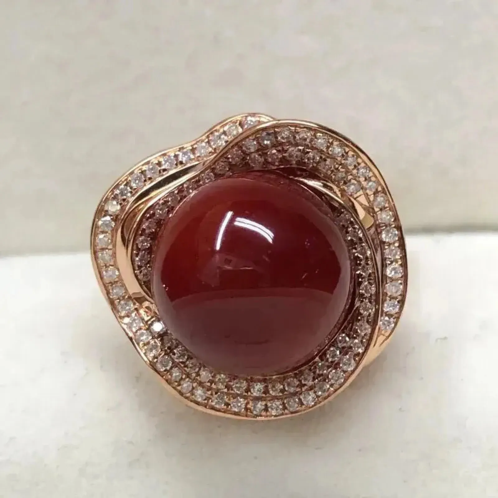 【天然阿卡赤血牛血红珊瑚11.8mm大圆珠豪华双层满钻镶嵌戒指】天然无添加无优化，日本产地，阿卡材料，赤血牛血红颜色，光泽水嫩柔润，大裸石尺寸为11.8*11.8*11.8mm，整体尺寸18.5*19.1*12.3mm，18K真金钻石豪华镶嵌！重量为7.45克，圈口内径为17.6mm,圈口号为15。上手效果豪华富贵！