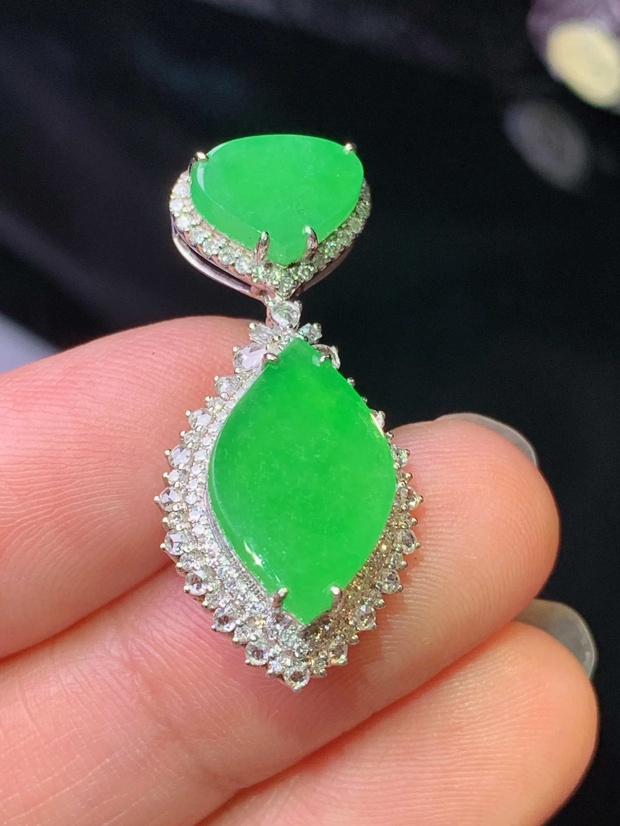 18k金钻镶嵌满绿随形吊坠 玉质细腻 色泽清新艳丽 整体尺寸30.3*14*8.5