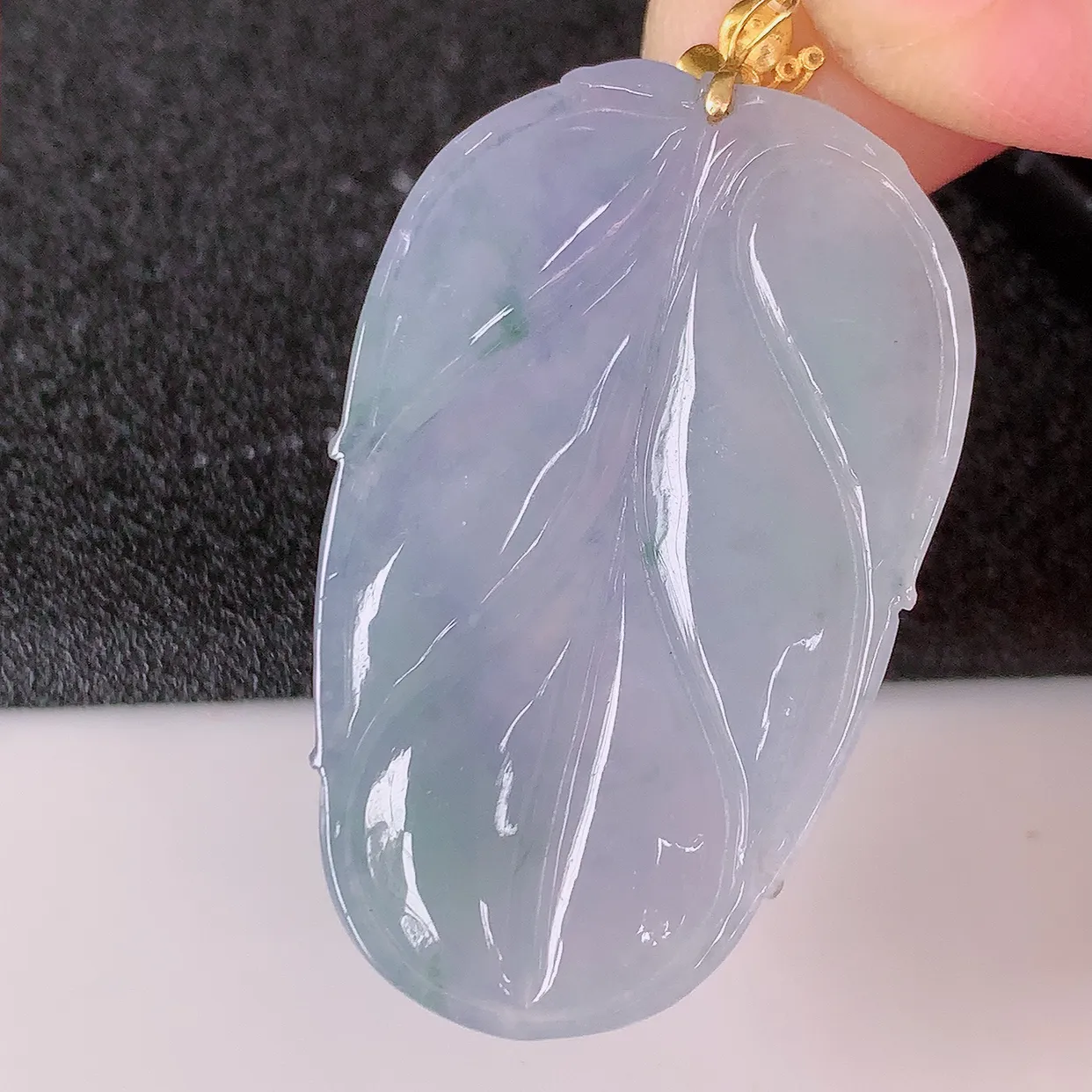 自然光实拍，18K金镶嵌冰种紫罗兰飘花翡翠叶子吊坠，寓意“大业有成，一夜成名，金枝玉叶”水润叶子，翡翠叶子，清秀高雅，性价比超值！#49.24整体43裸石38.8*24.5*5