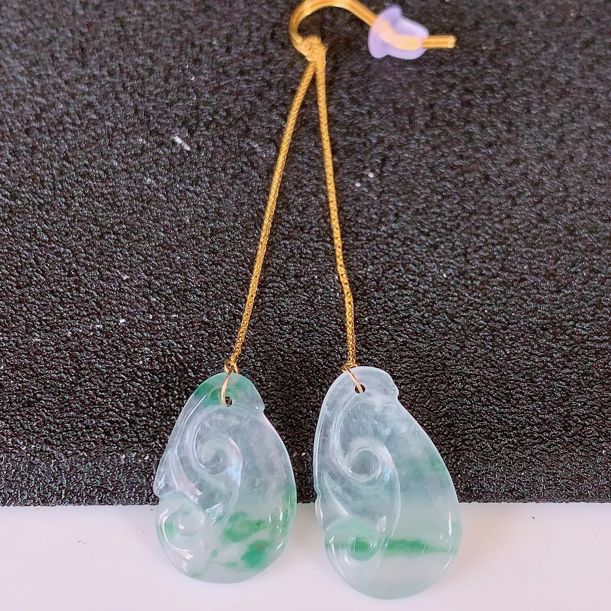 18k金镶嵌冰种飘花翡翠如意耳坠，沁人心脾，耳坠佩戴效果大气出众，尽显气质。种水好，胶感足，颜相当漂