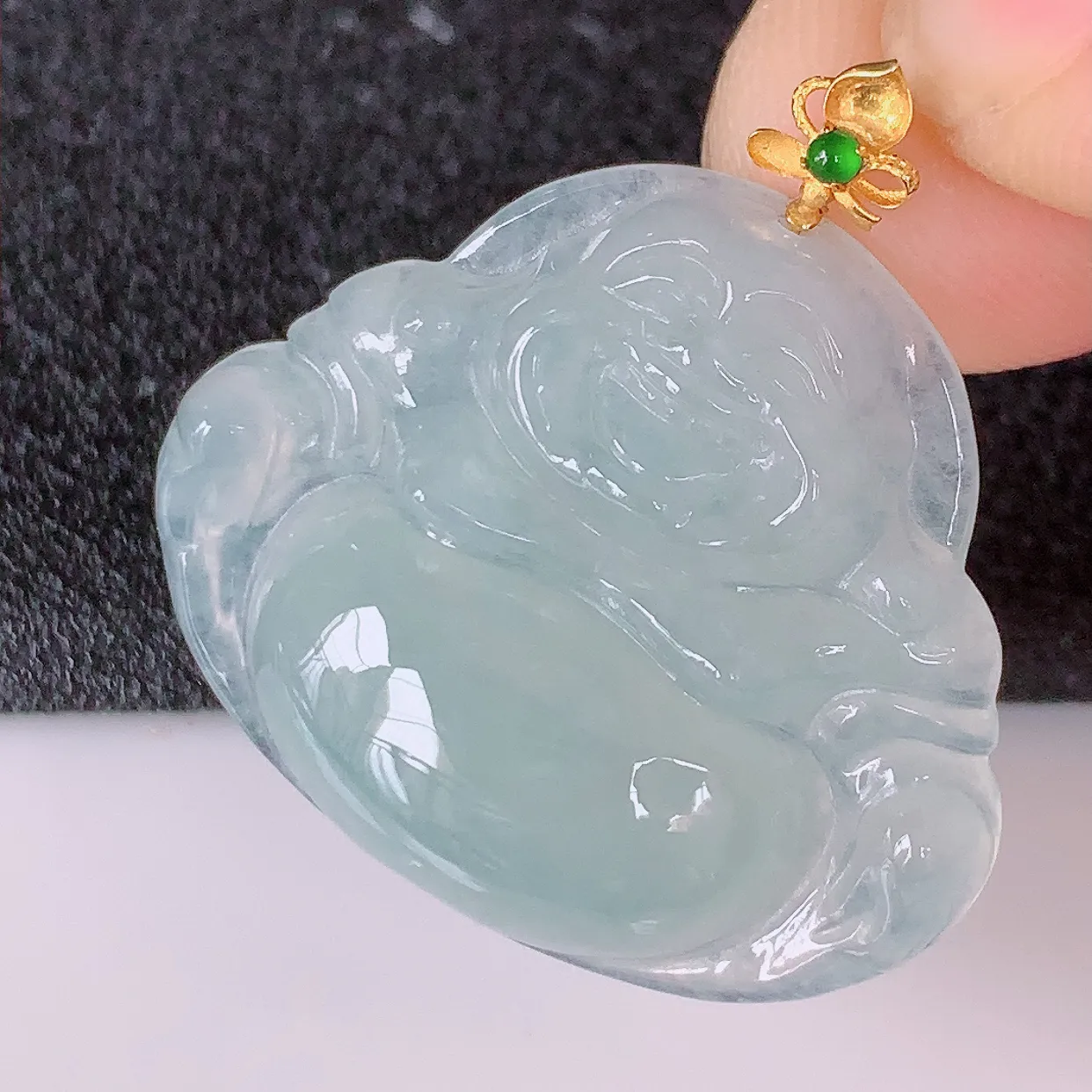 自然光实拍，18K金镶嵌冰种翡翠佛公吊坠，冰透饱满， 佛公亦保平安，寓意有福（佛公）相伴，品相佳，配戴优雅迷人！#49.24整体29.5裸石29.5*24.5*6