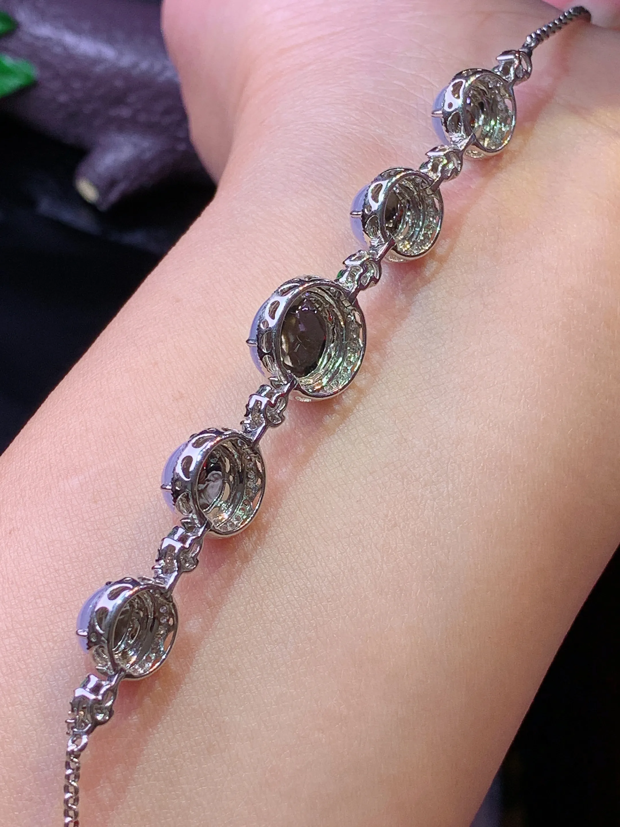 18k金钻镶嵌紫罗兰蛋面手链 玉质细腻 色泽清新艳丽 整体尺寸80.6*11.8*7.2